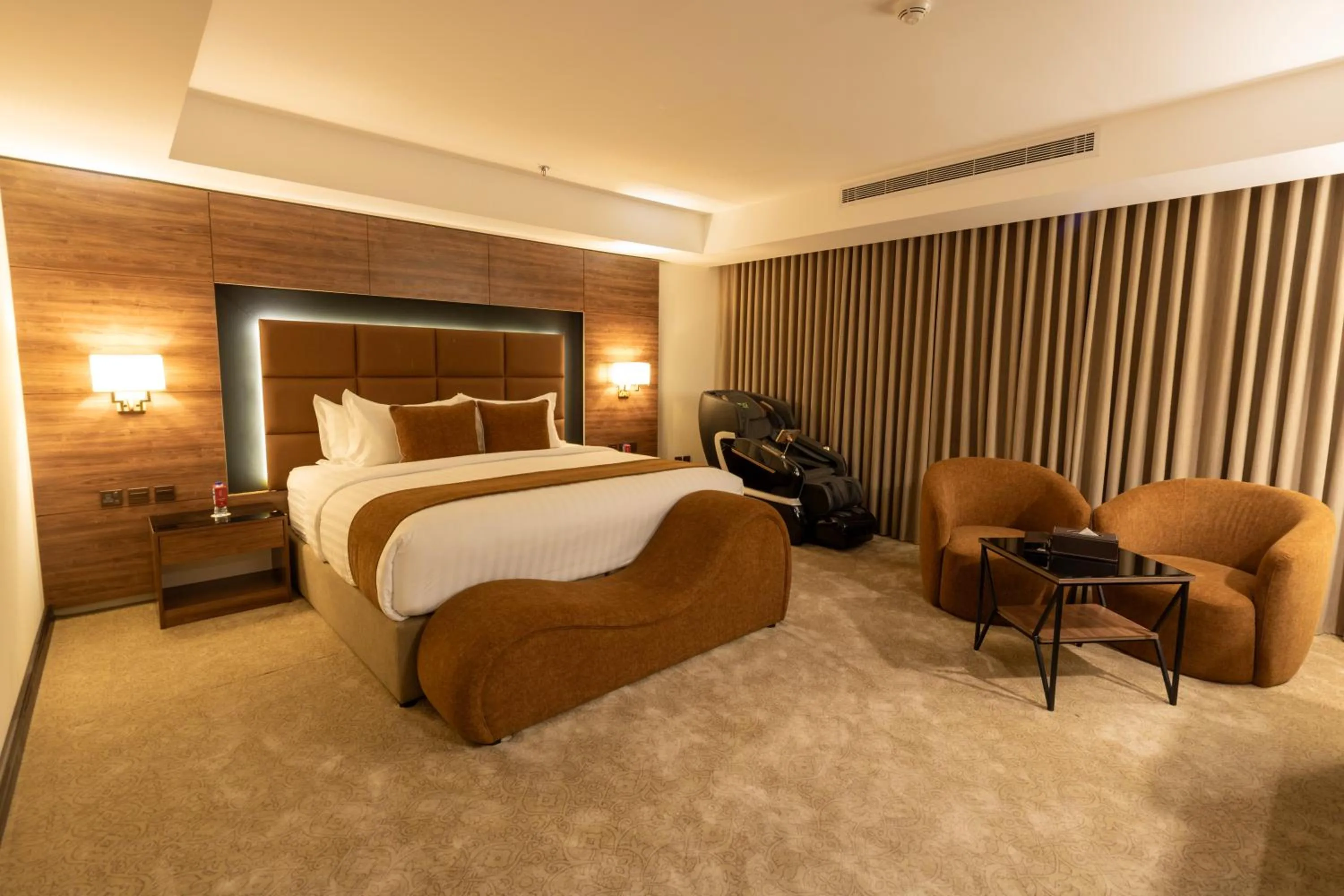 Bed in Bellevue Park Royal Hotel
