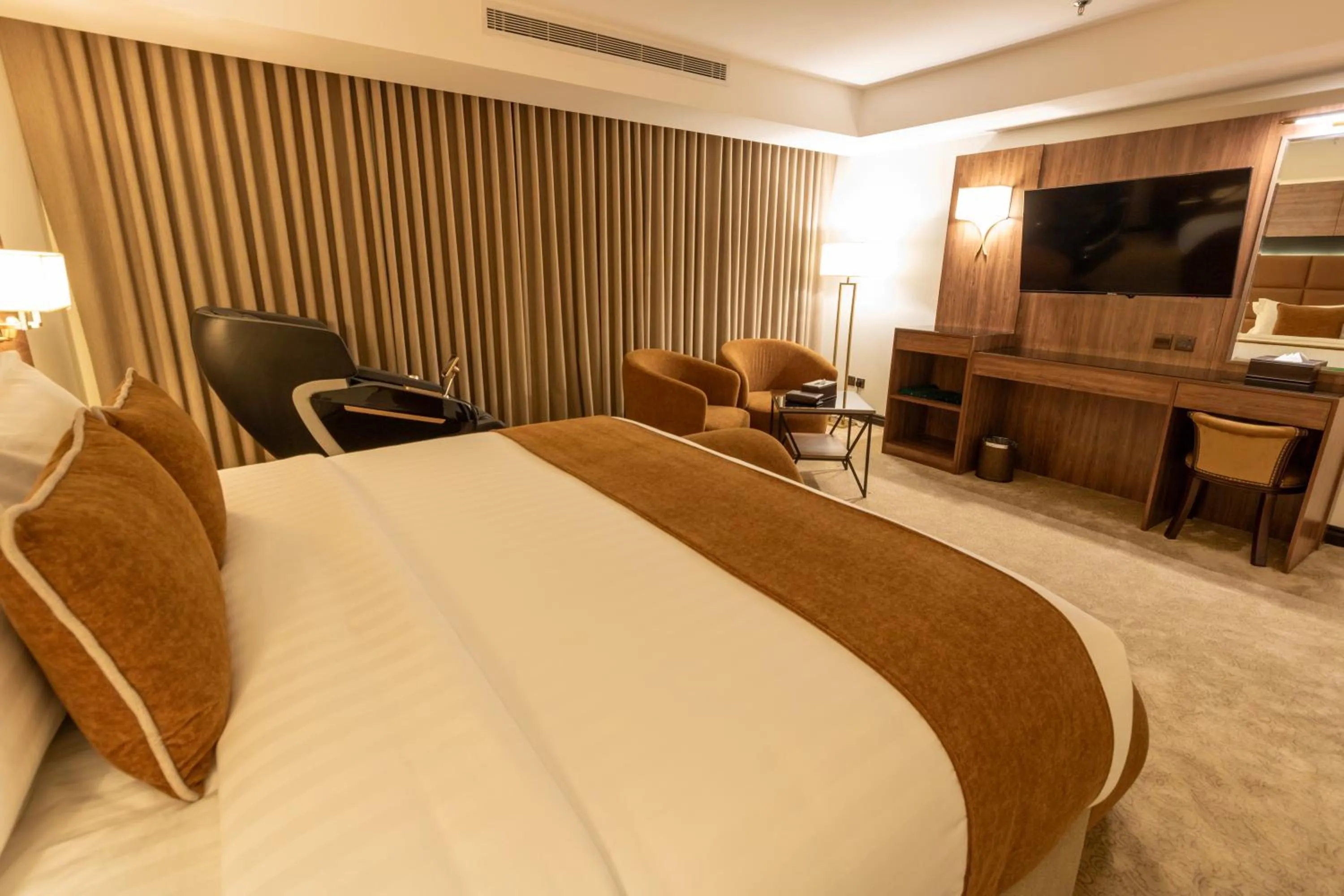 Bed in Bellevue Park Royal Hotel