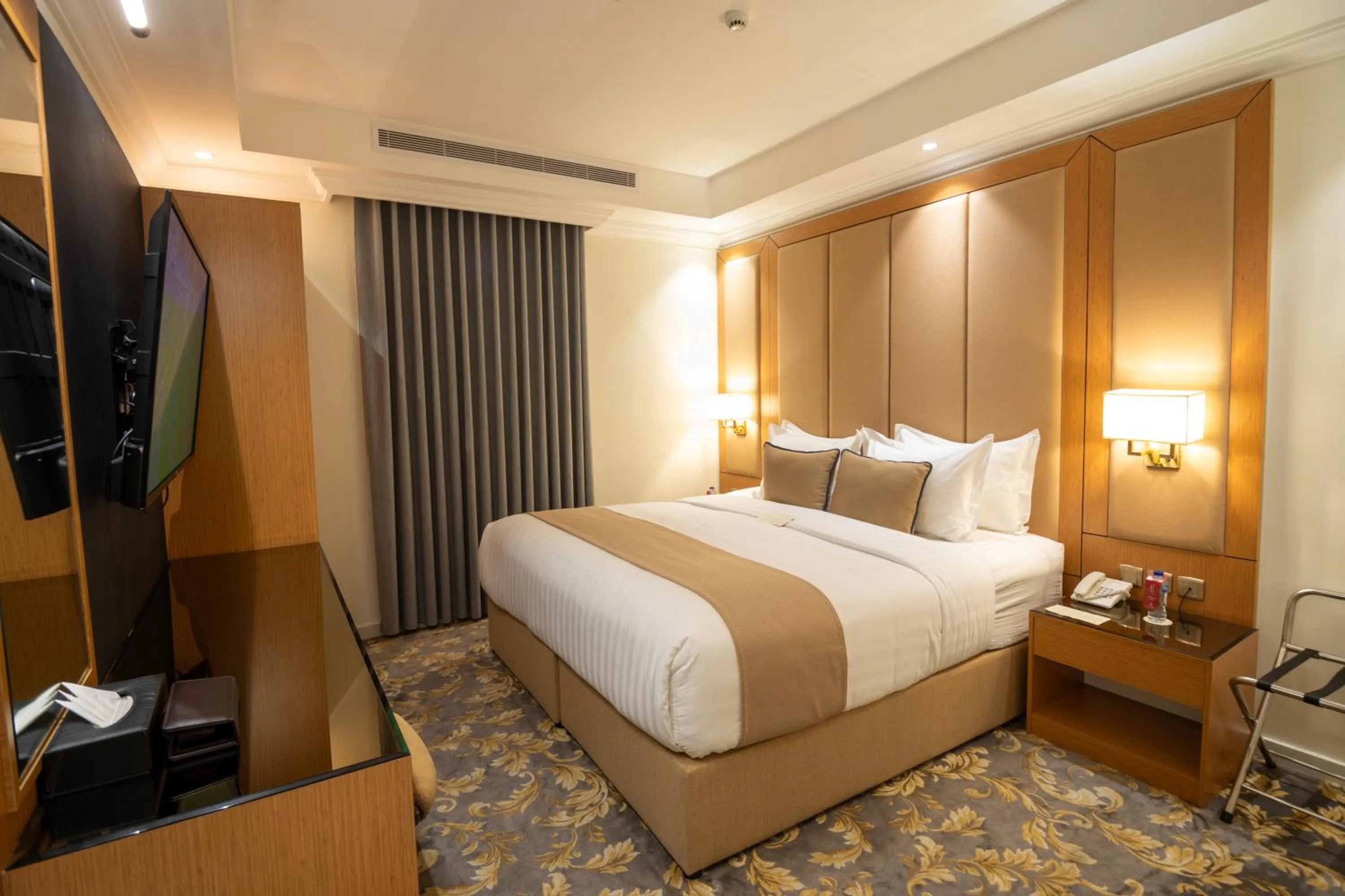 Bed in Bellevue Park Royal Hotel