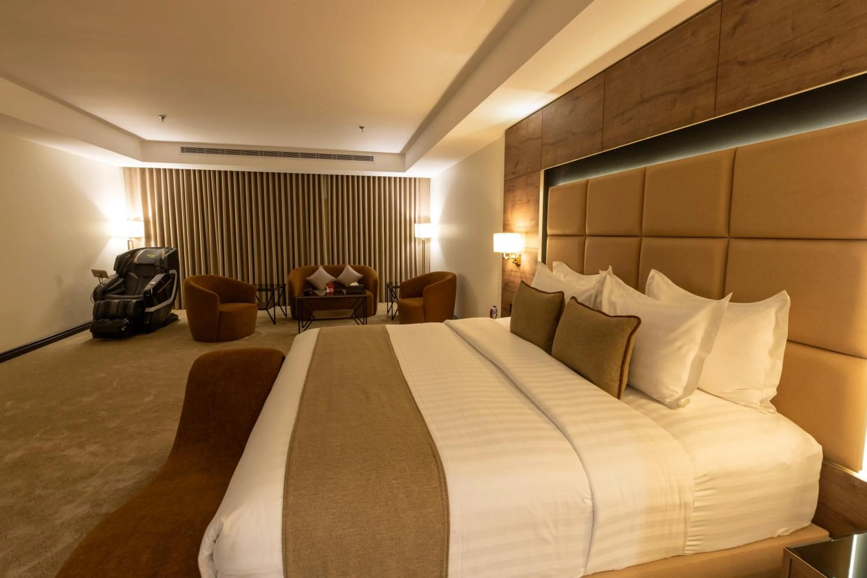 Bed in Bellevue Park Royal Hotel