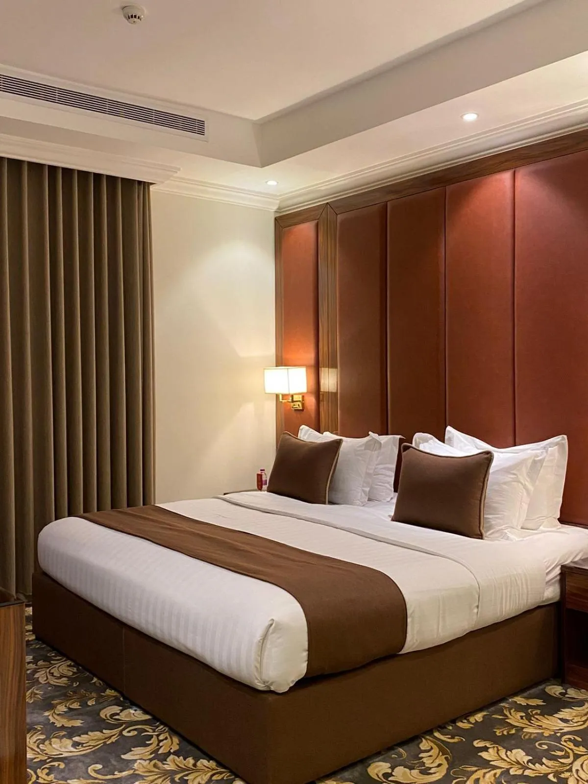 Bed in Bellevue Park Royal Hotel