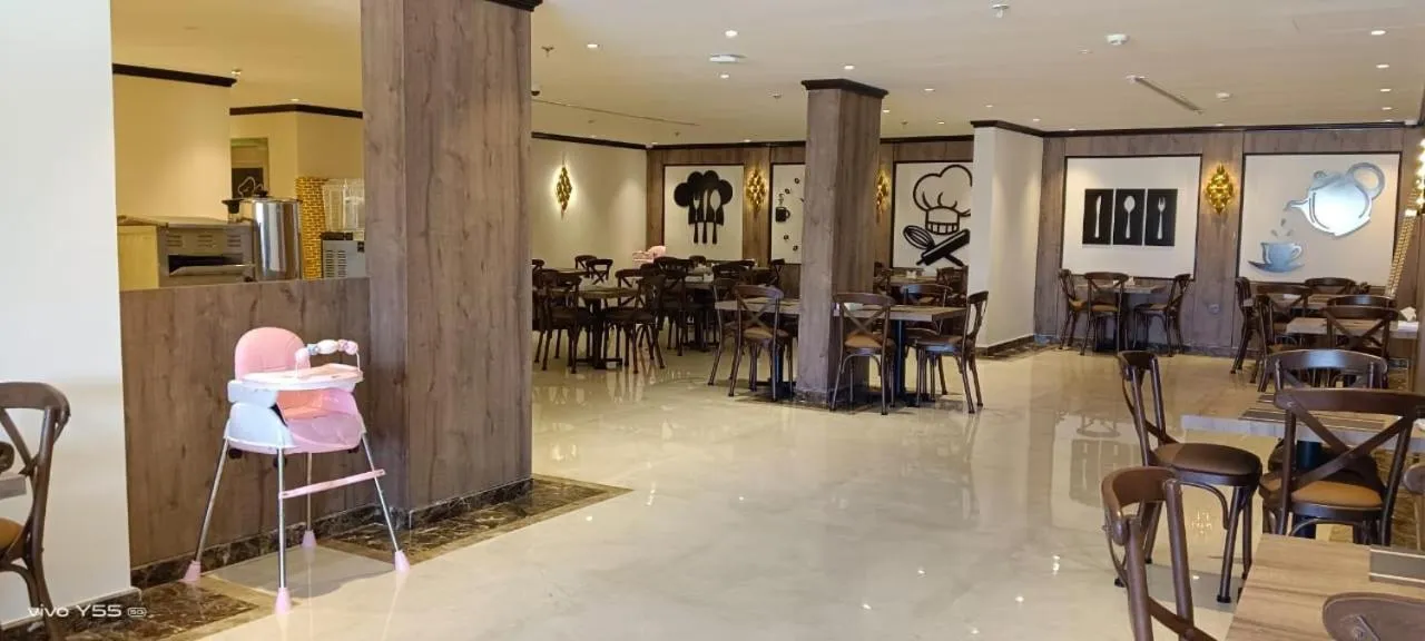 Restaurant/places to eat in Bellevue Park Royal Hotel
