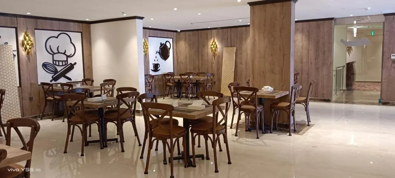 Restaurant/places to eat in Bellevue Park Royal Hotel