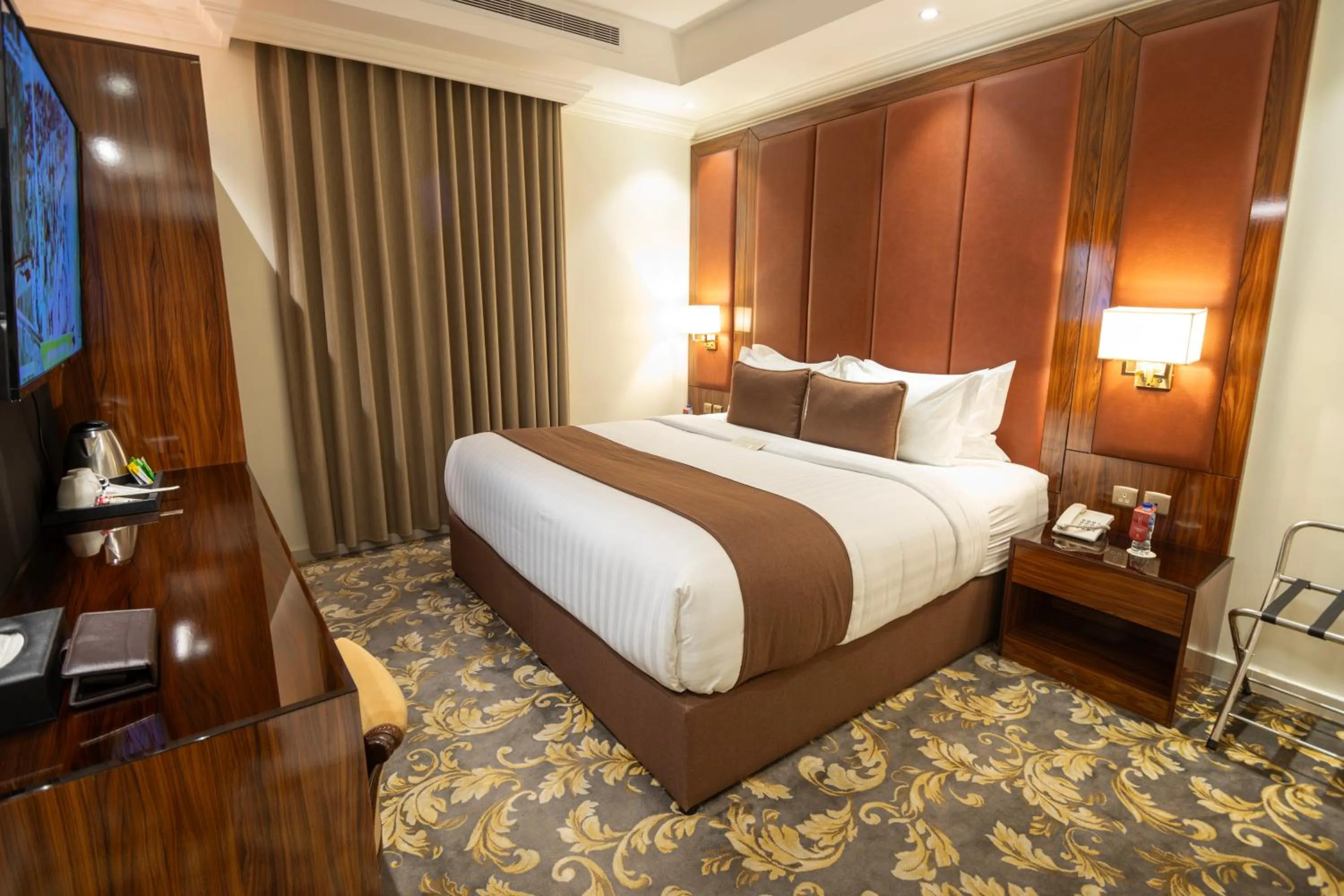 Bed in Bellevue Park Royal Hotel