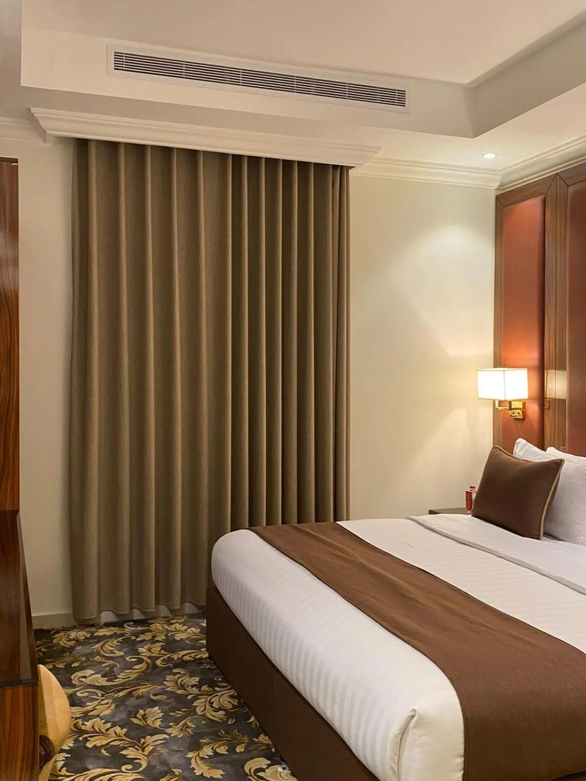 Bed in Bellevue Park Royal Hotel