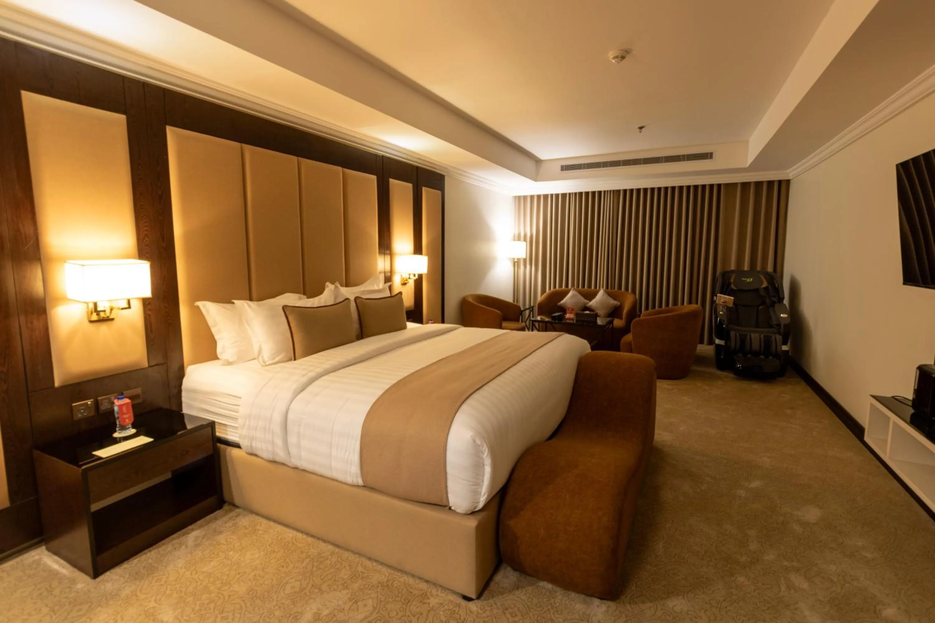 Bed in Bellevue Park Royal Hotel