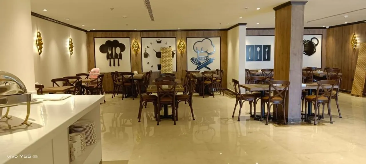 Restaurant/places to eat in Bellevue Park Royal Hotel
