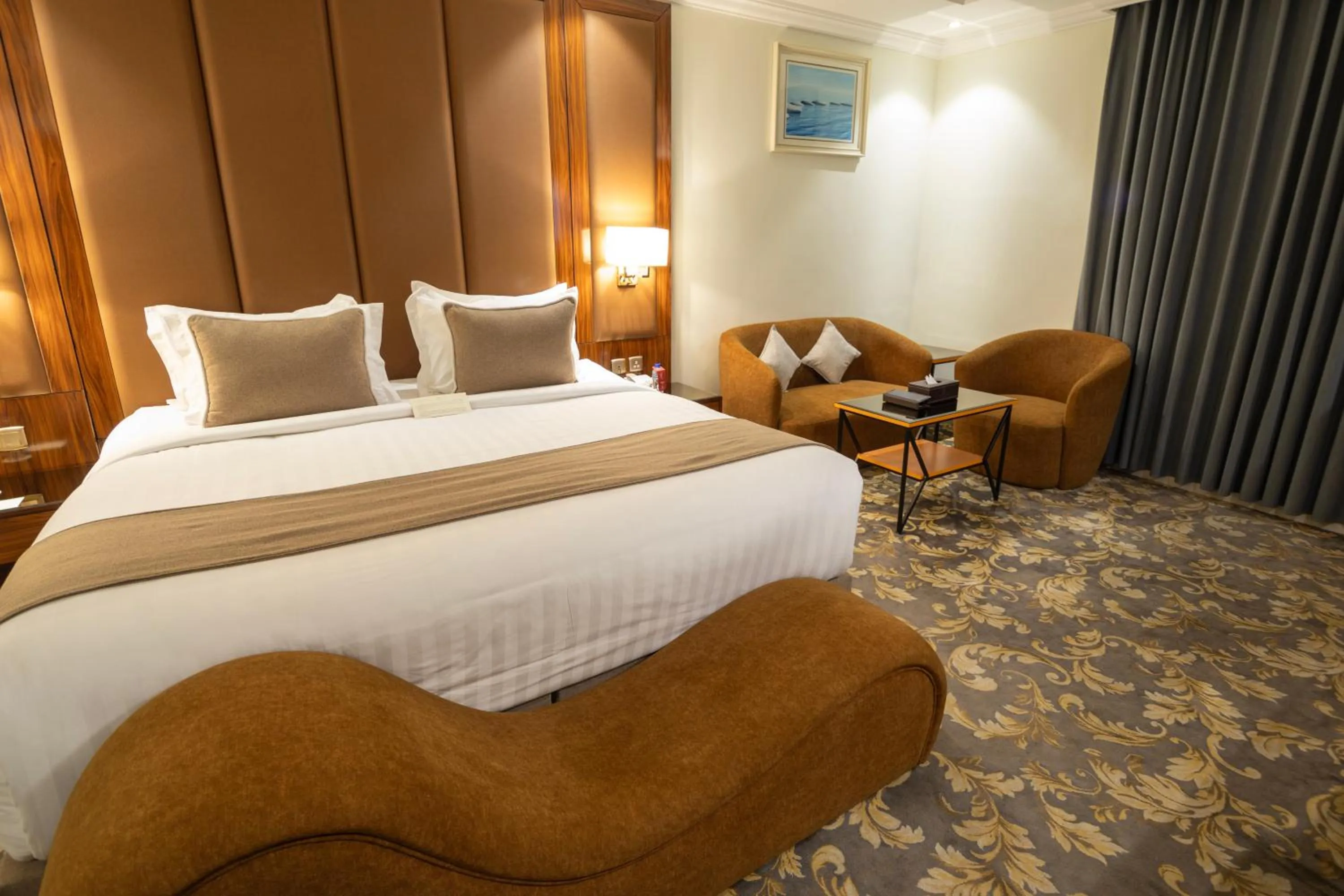 Bed in Bellevue Park Royal Hotel