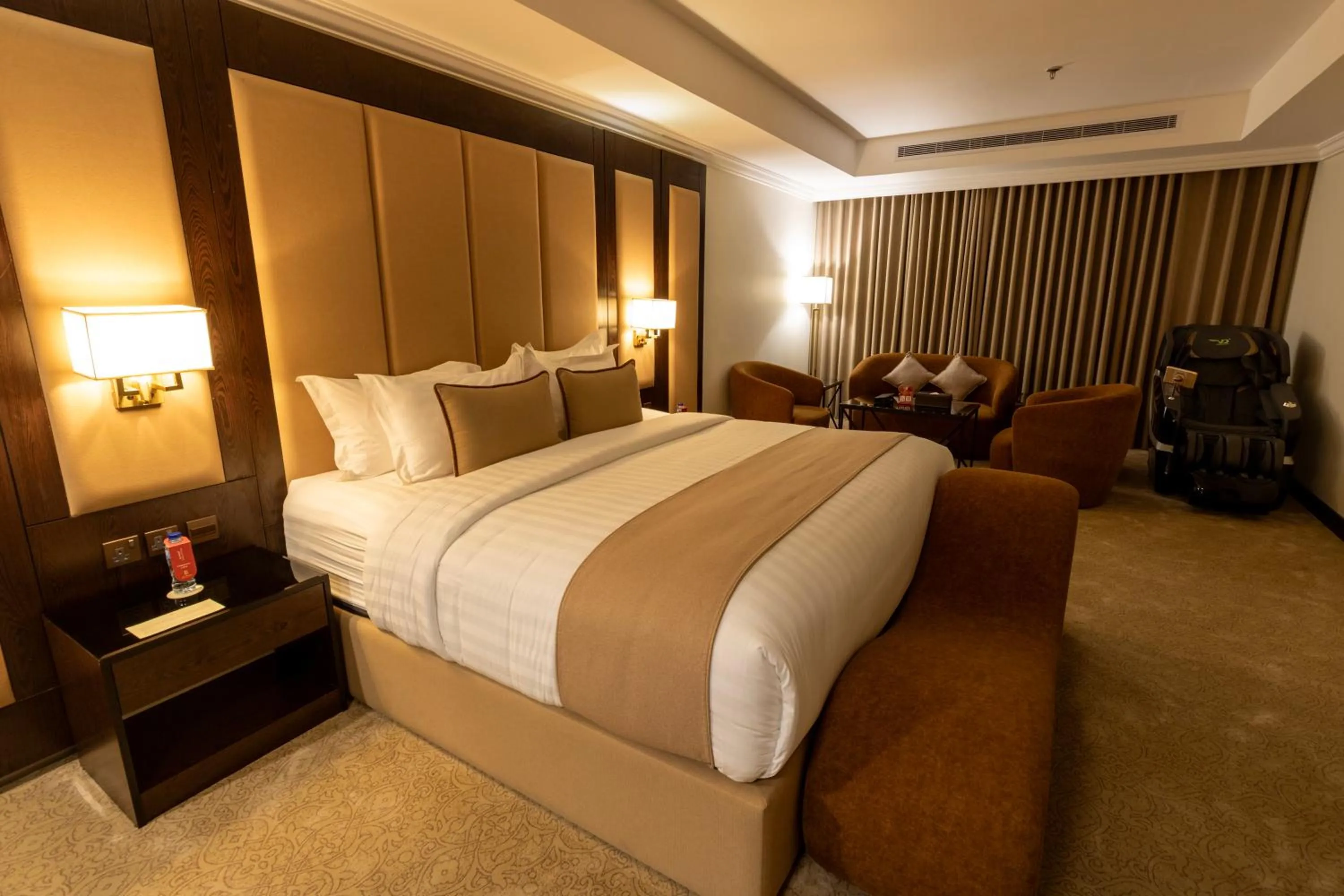 Bed in Bellevue Park Royal Hotel