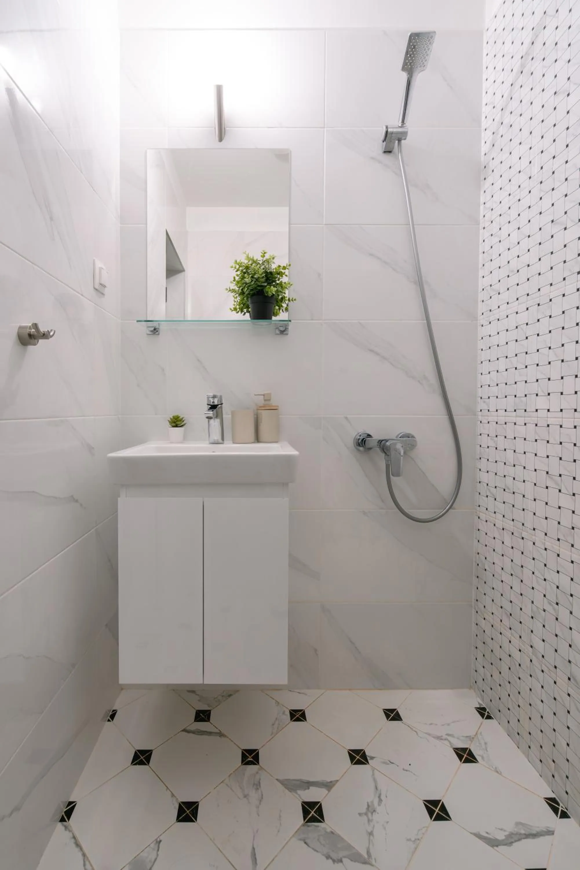 Shower in Bright Studio in the City Center