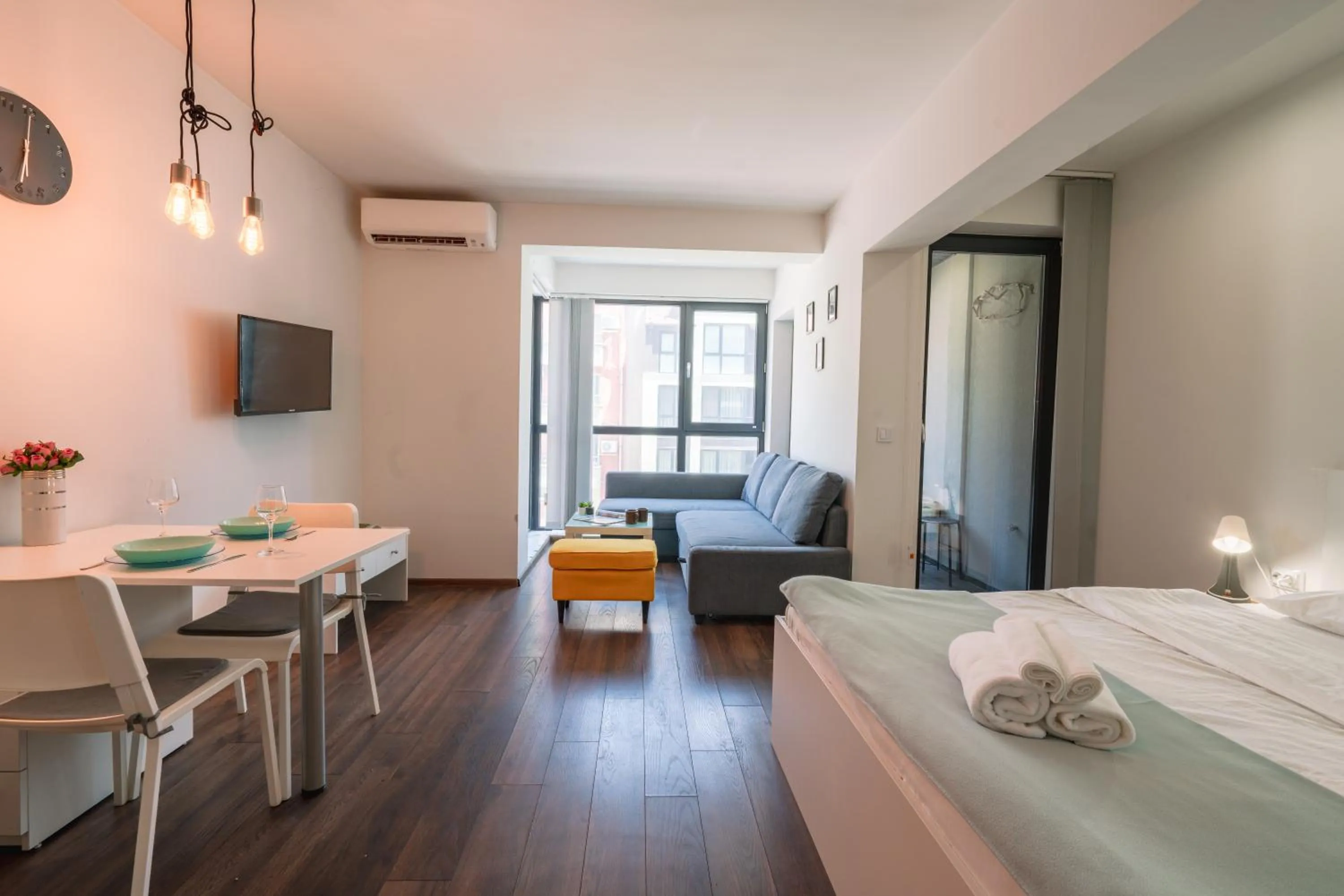 Photo of the whole room, Bed in Bright Studio in the City Center