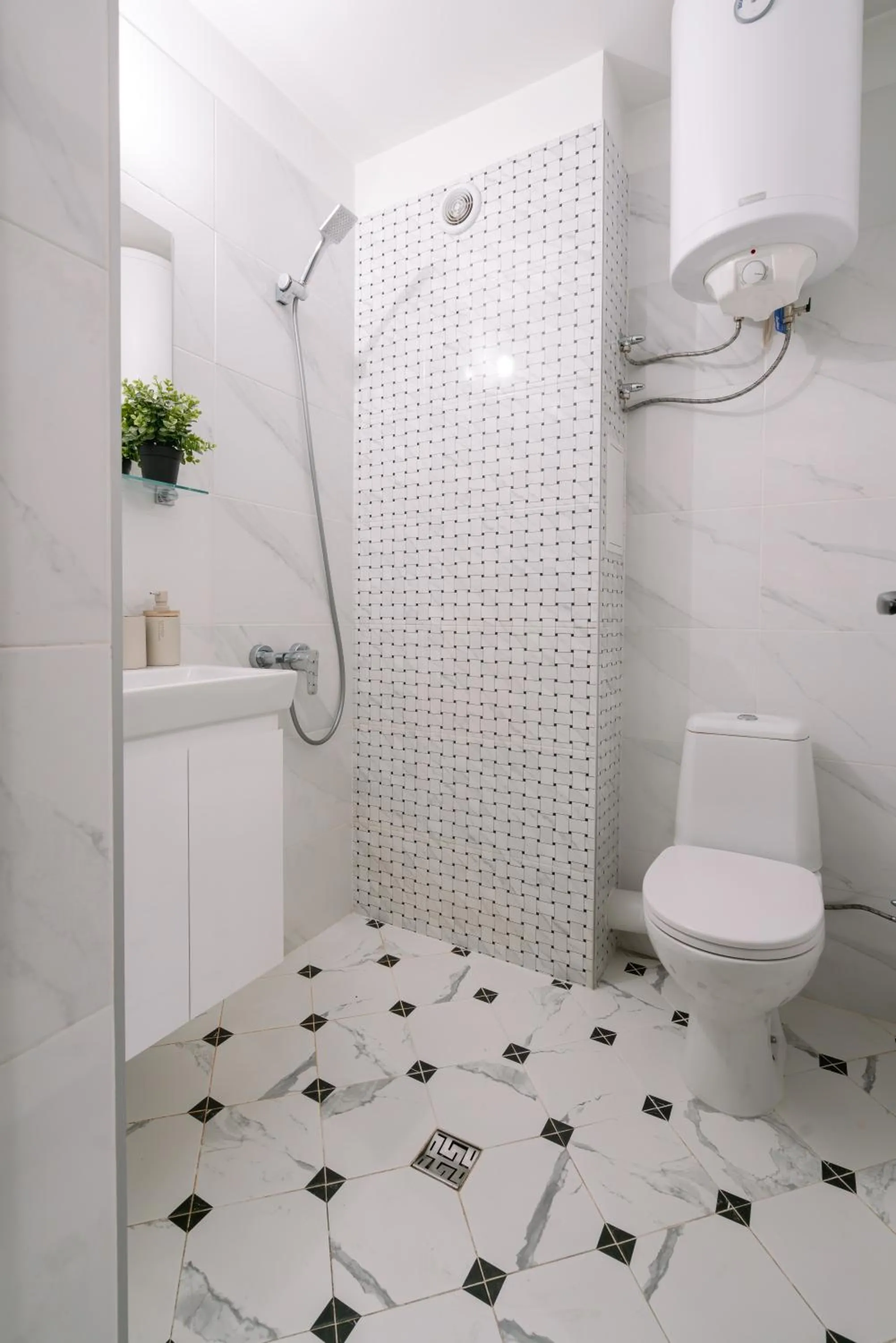 Shower in Bright Studio in the City Center