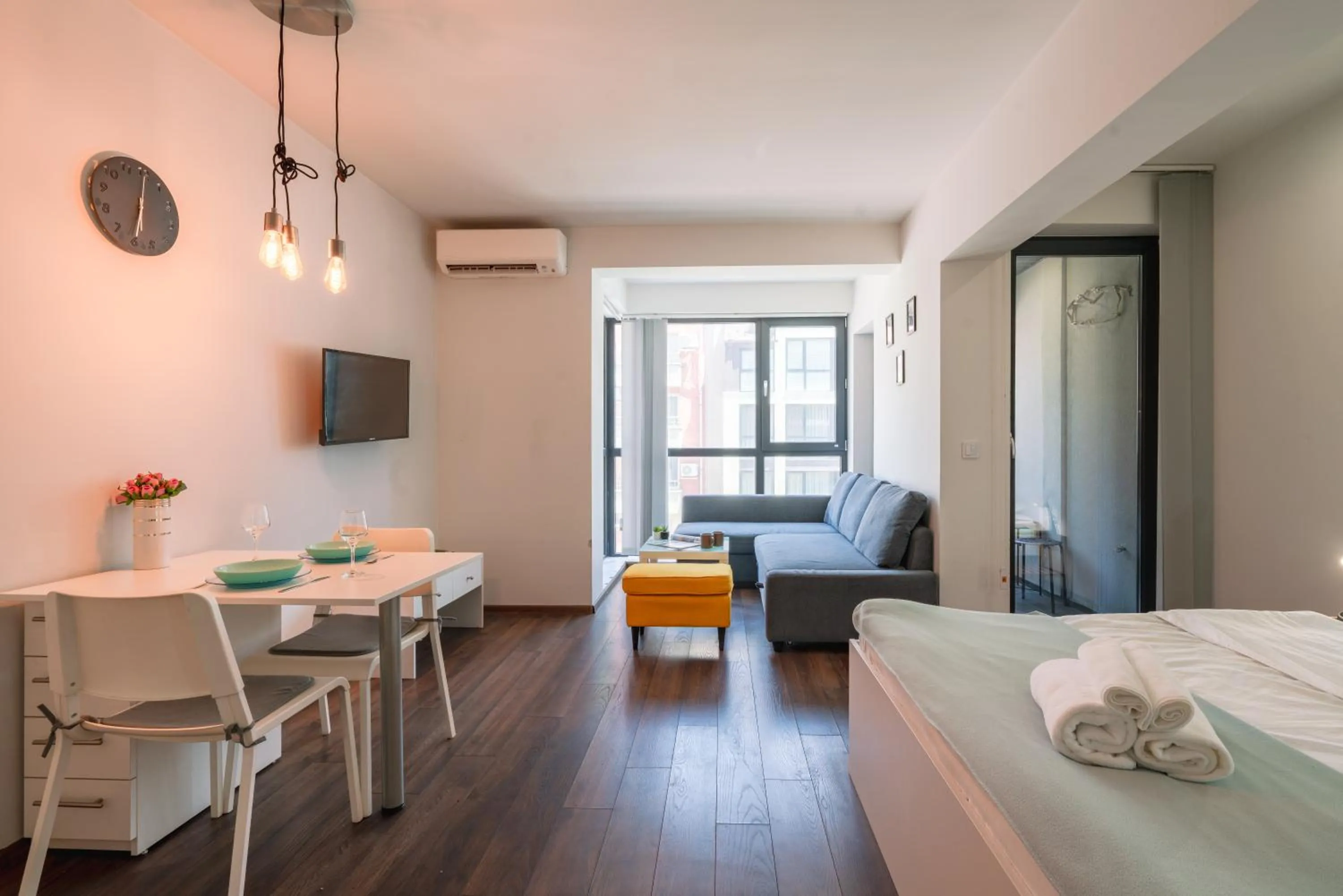 Bed in Bright Studio in the City Center