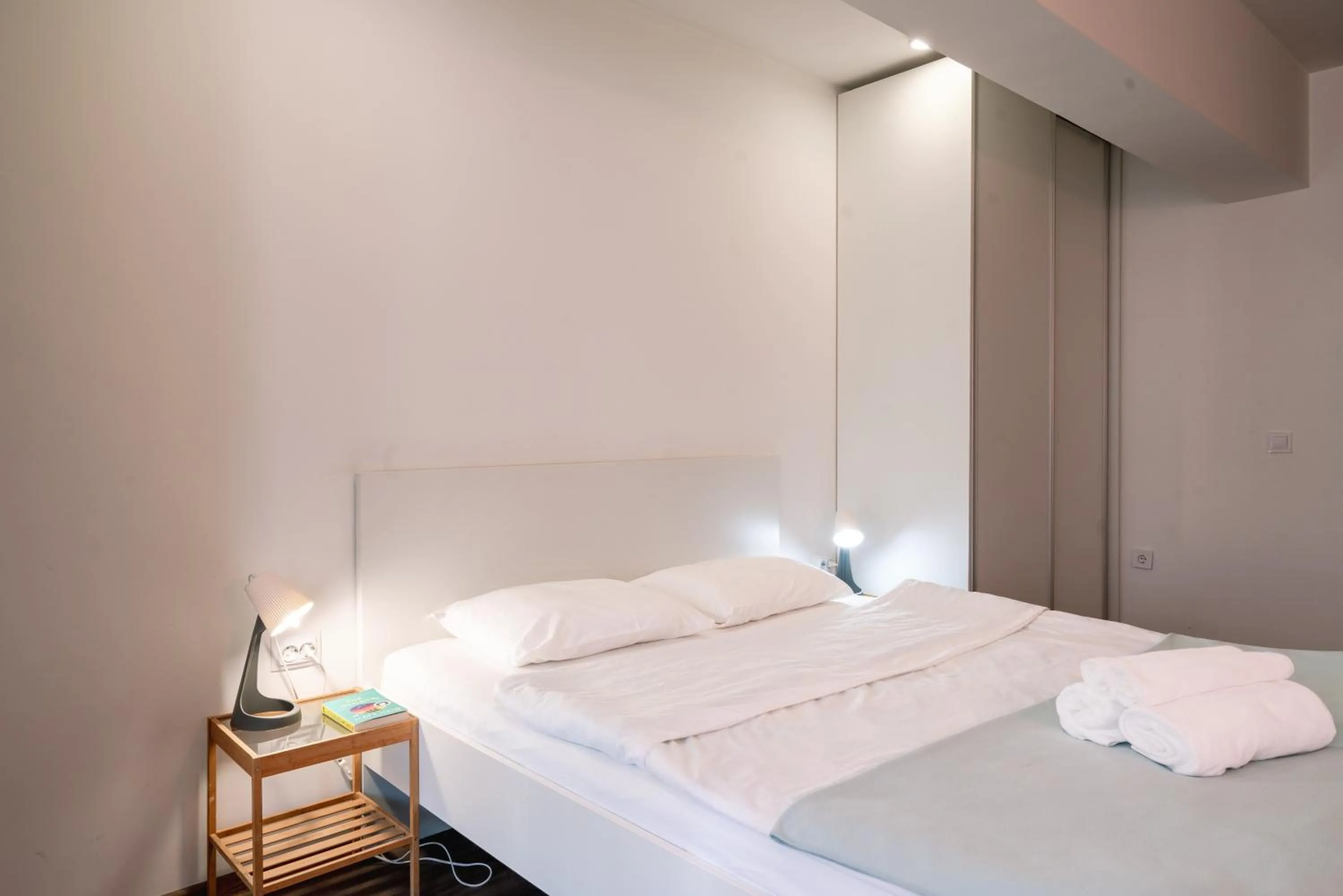 Bed in Bright Studio in the City Center