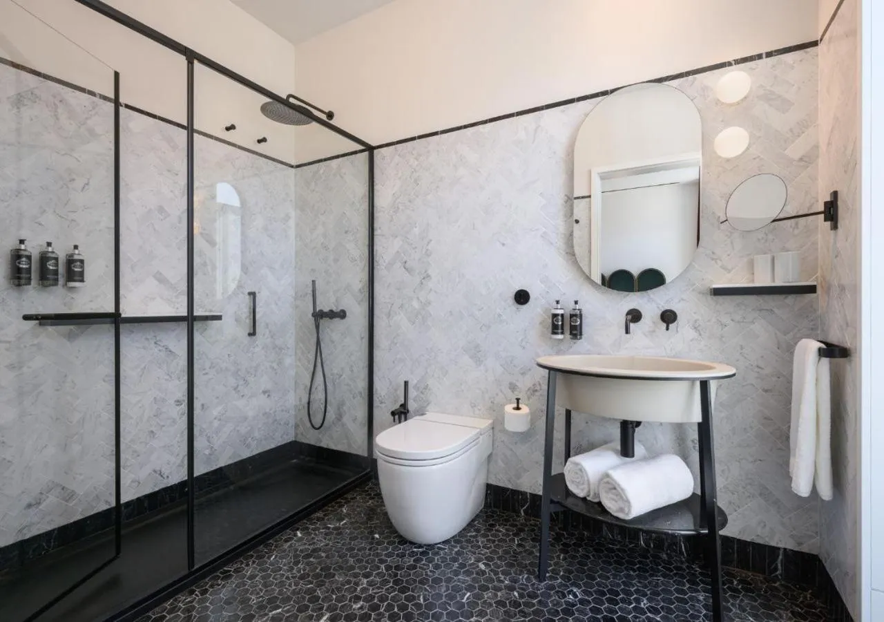 Toilet in Montebelo Vista Alegre Lisboa Chiado Hotel