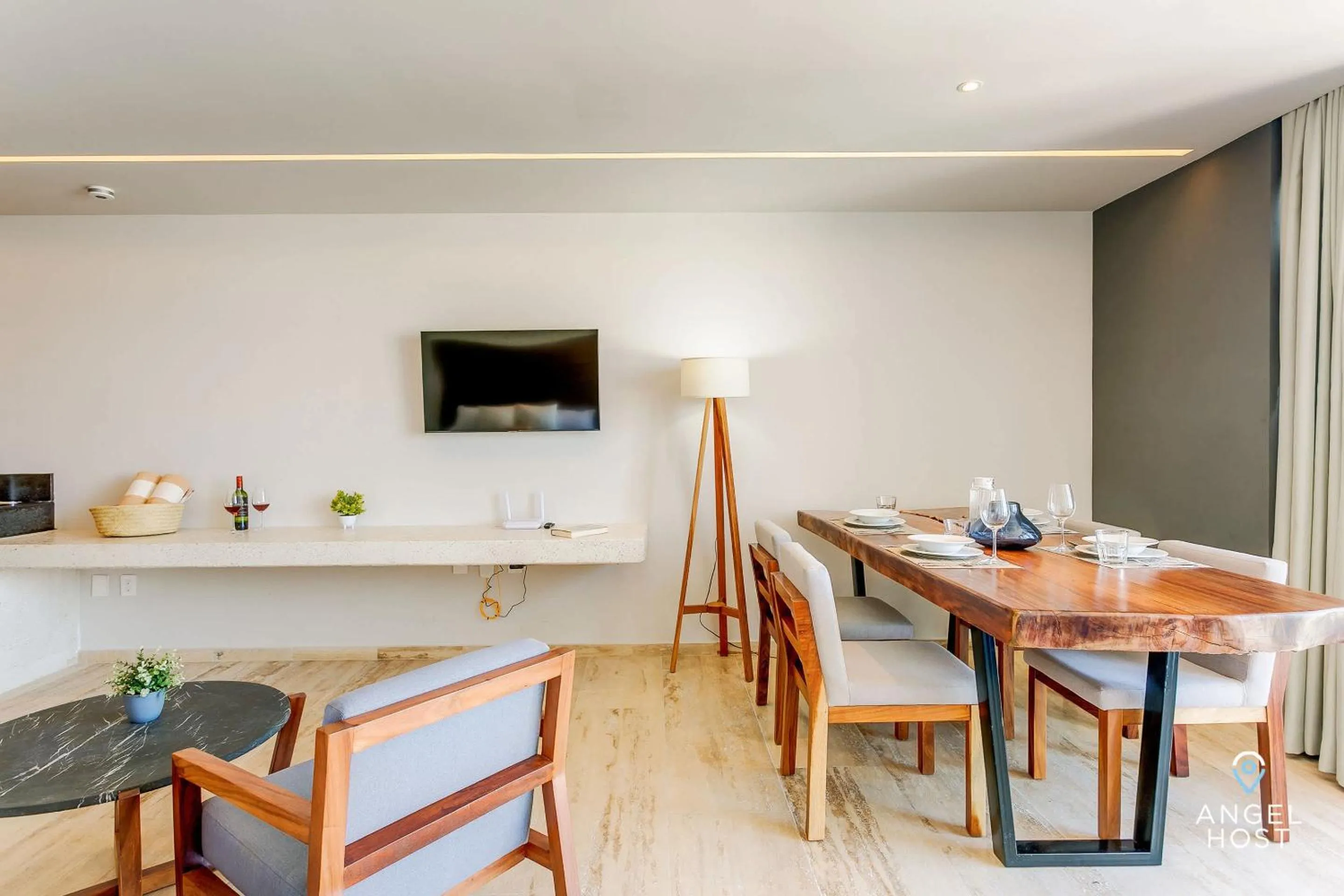 TV and multimedia in NEW Downtown Stay with Oceanview Roof Pool and Gym plus Cafe