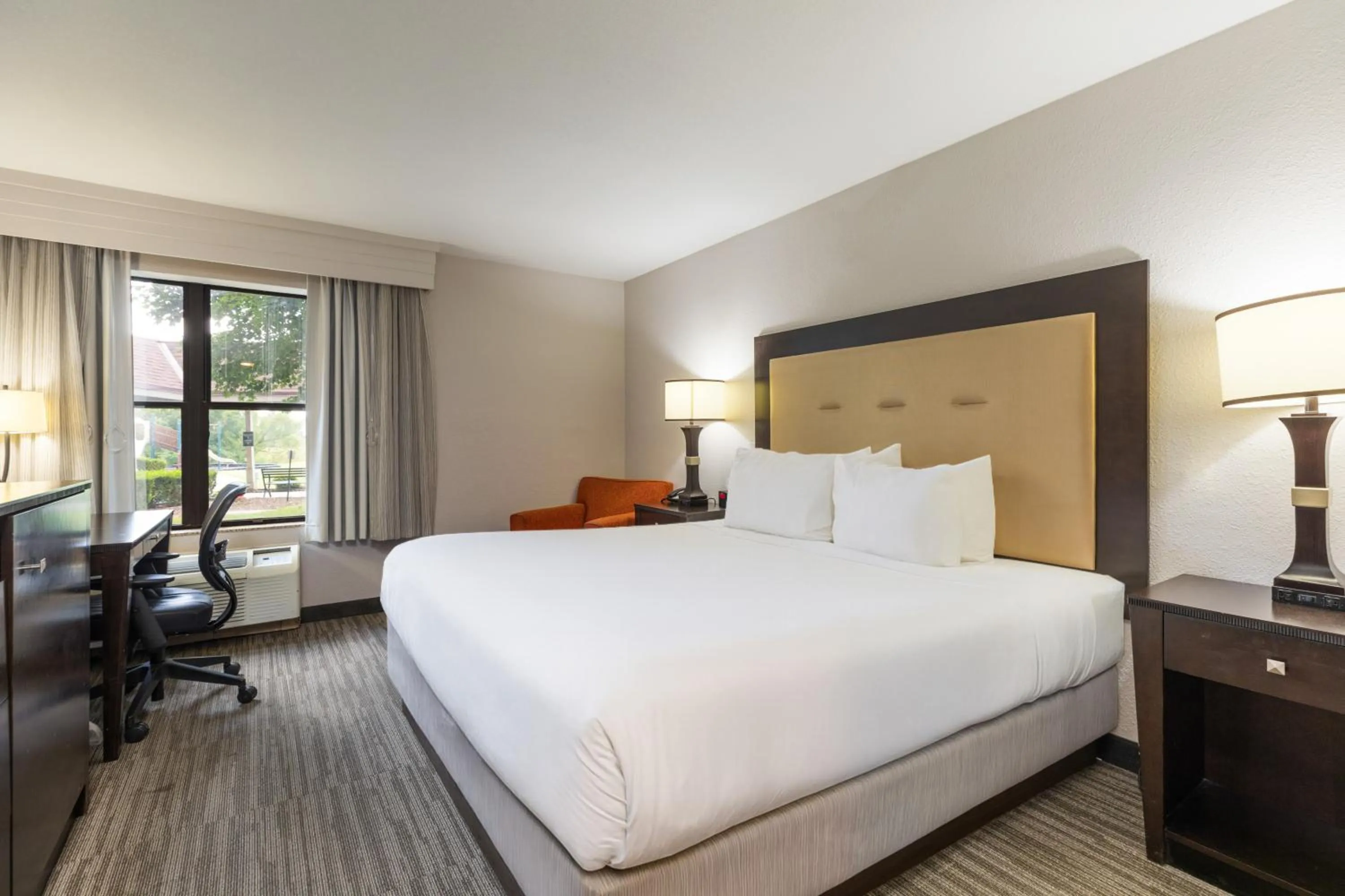 Bed in Branson Hillside Hotel