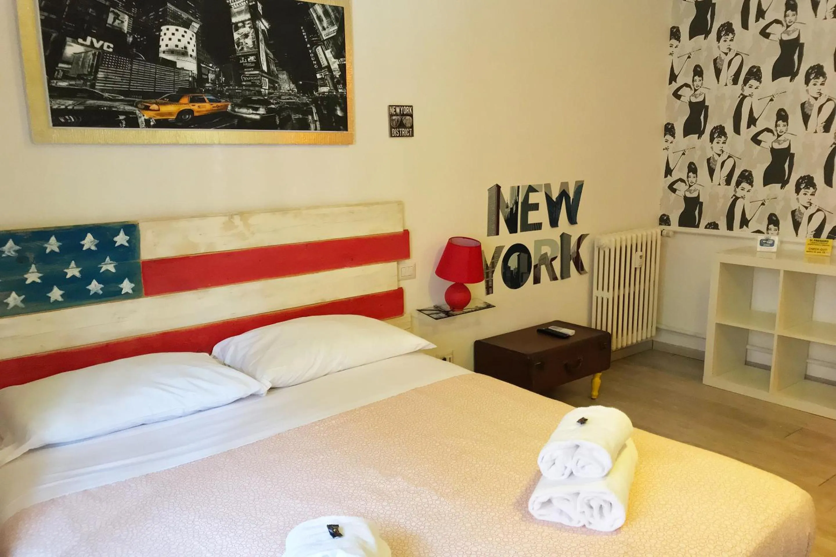 Photo of the whole room, Bed in Jet Lag Guesthouse