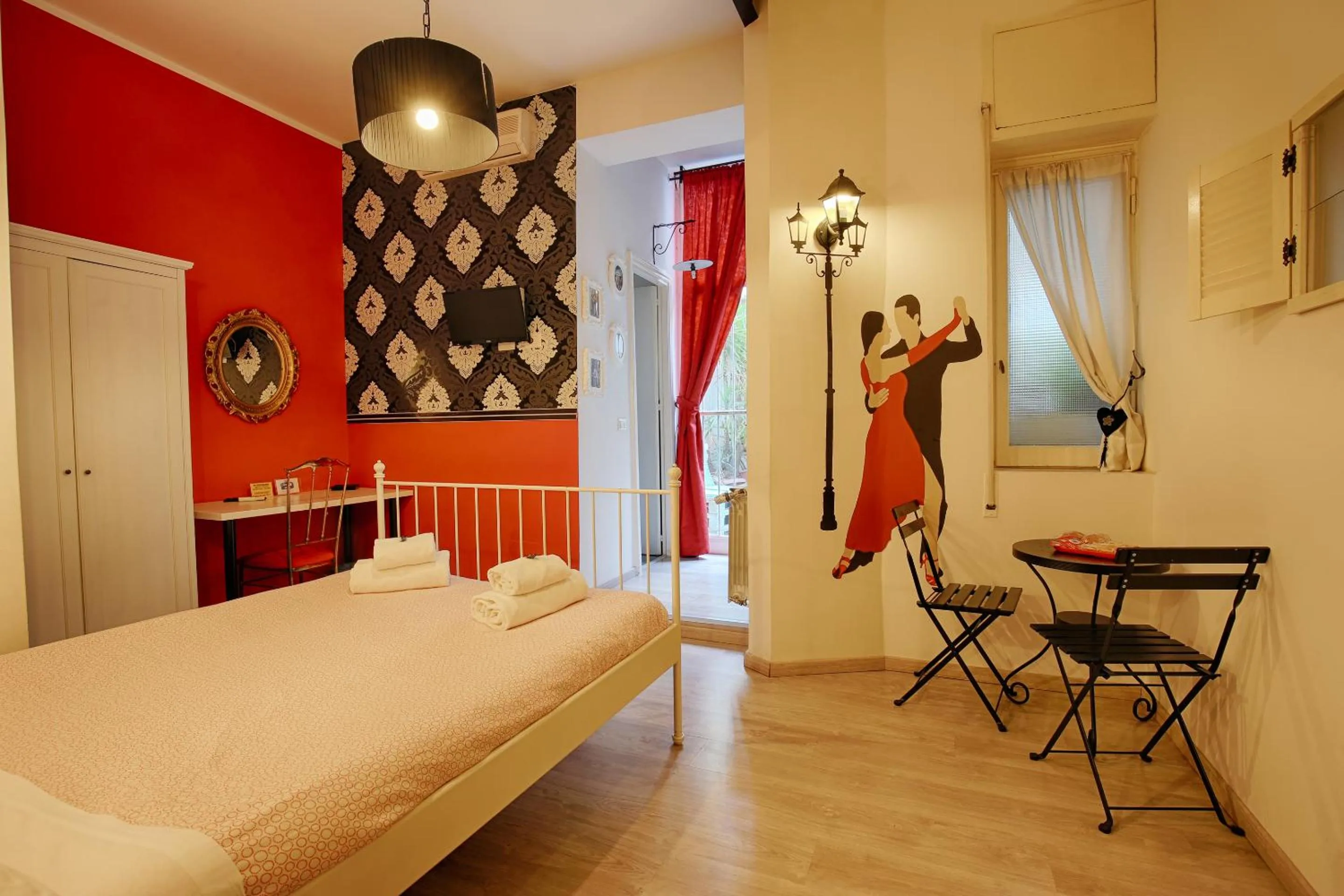 Photo of the whole room, Bed in Jet Lag Guesthouse