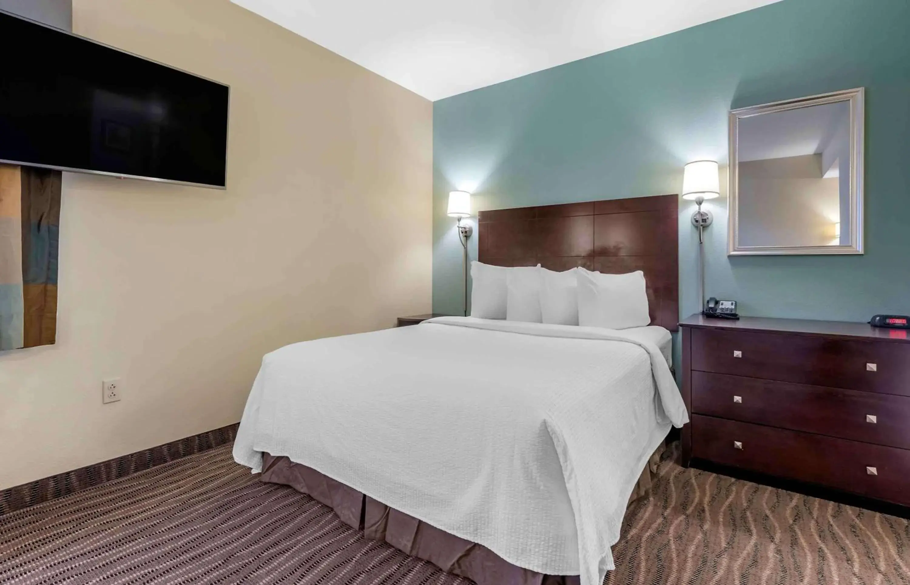 Deluxe Studio with 1 Queen Bed - Non-Smoking in Extended Stay America Premier Suites - Lakeland - I-4 Deluxe Studio with 1 Queen Bed - Non-Smoking in Extended Stay America Premier Suites - Lakeland - I-4