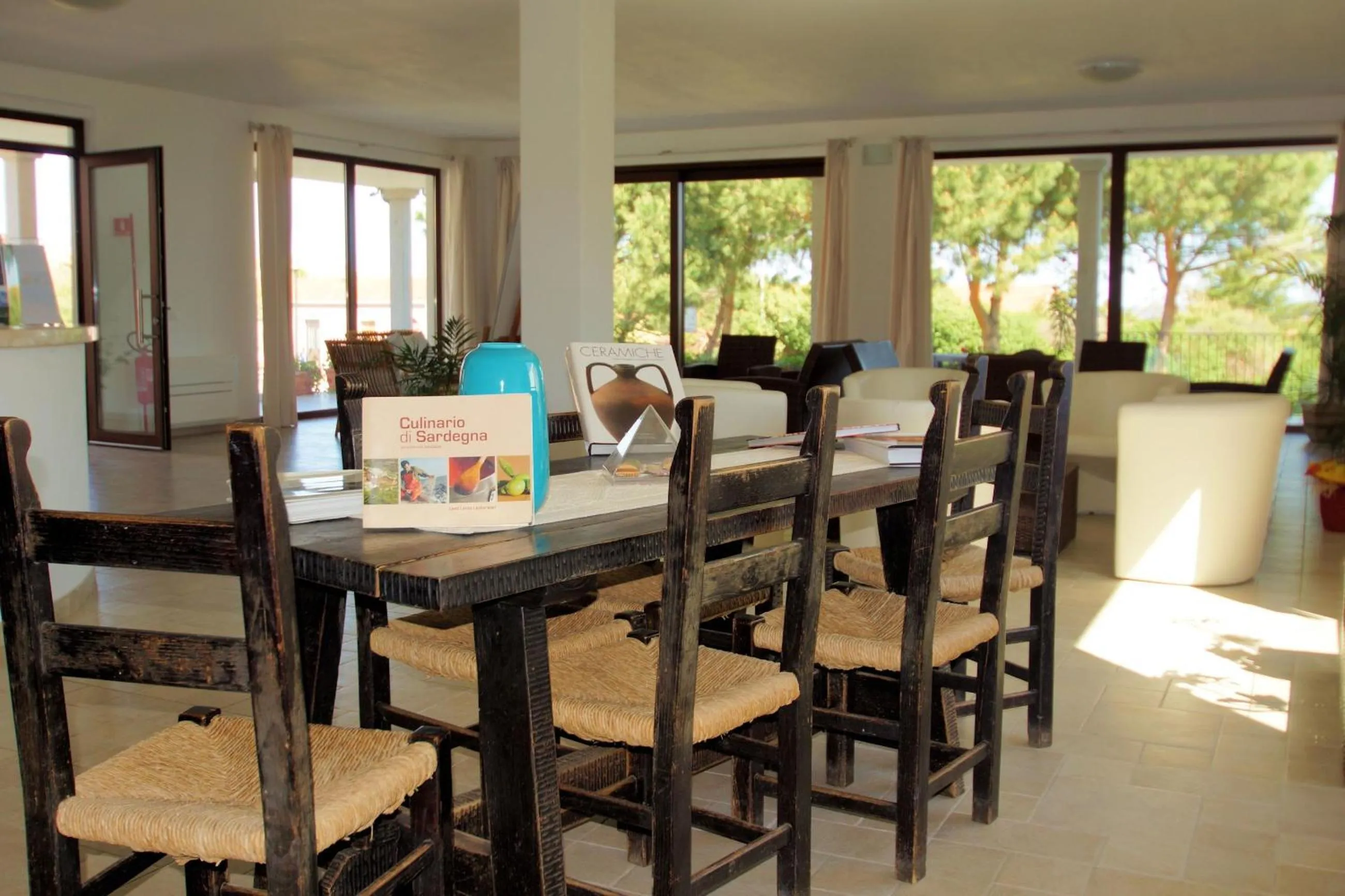 Library in Hotel La Tartaruga Bianca