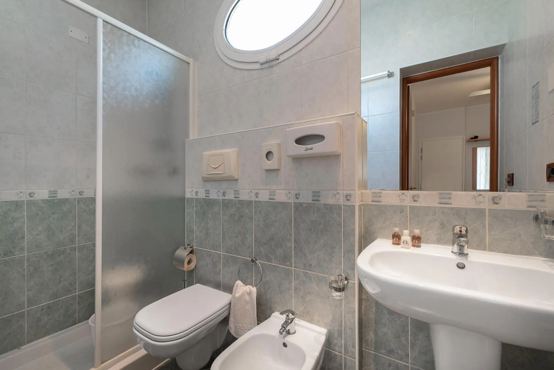 Shower in Hotel Pierre "NUOVA GESTIONE"