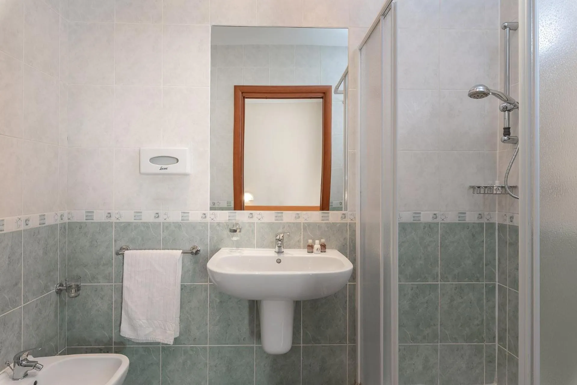 Shower in Hotel Pierre "NUOVA GESTIONE"