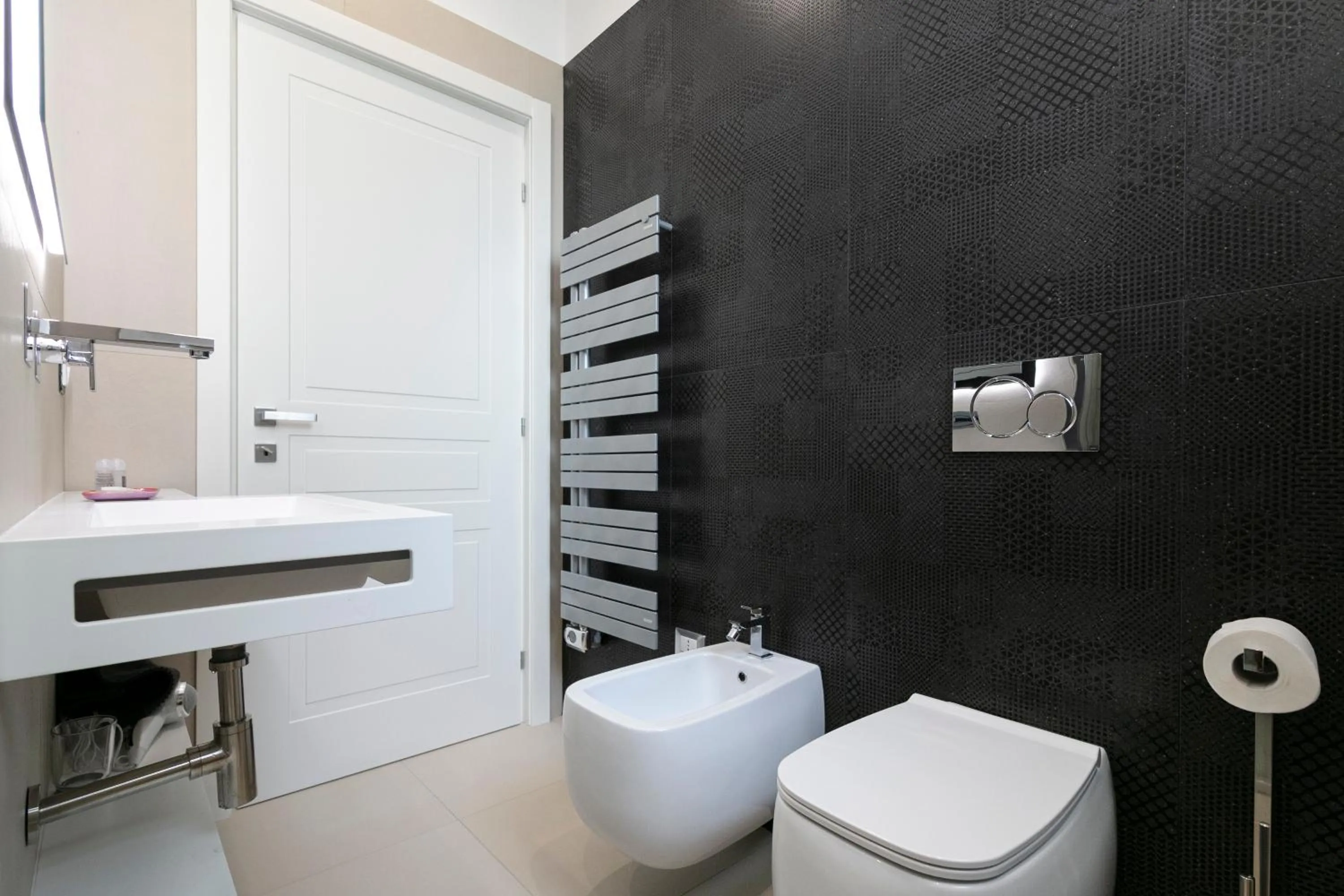 Toilet in Stellaris Apartrooms