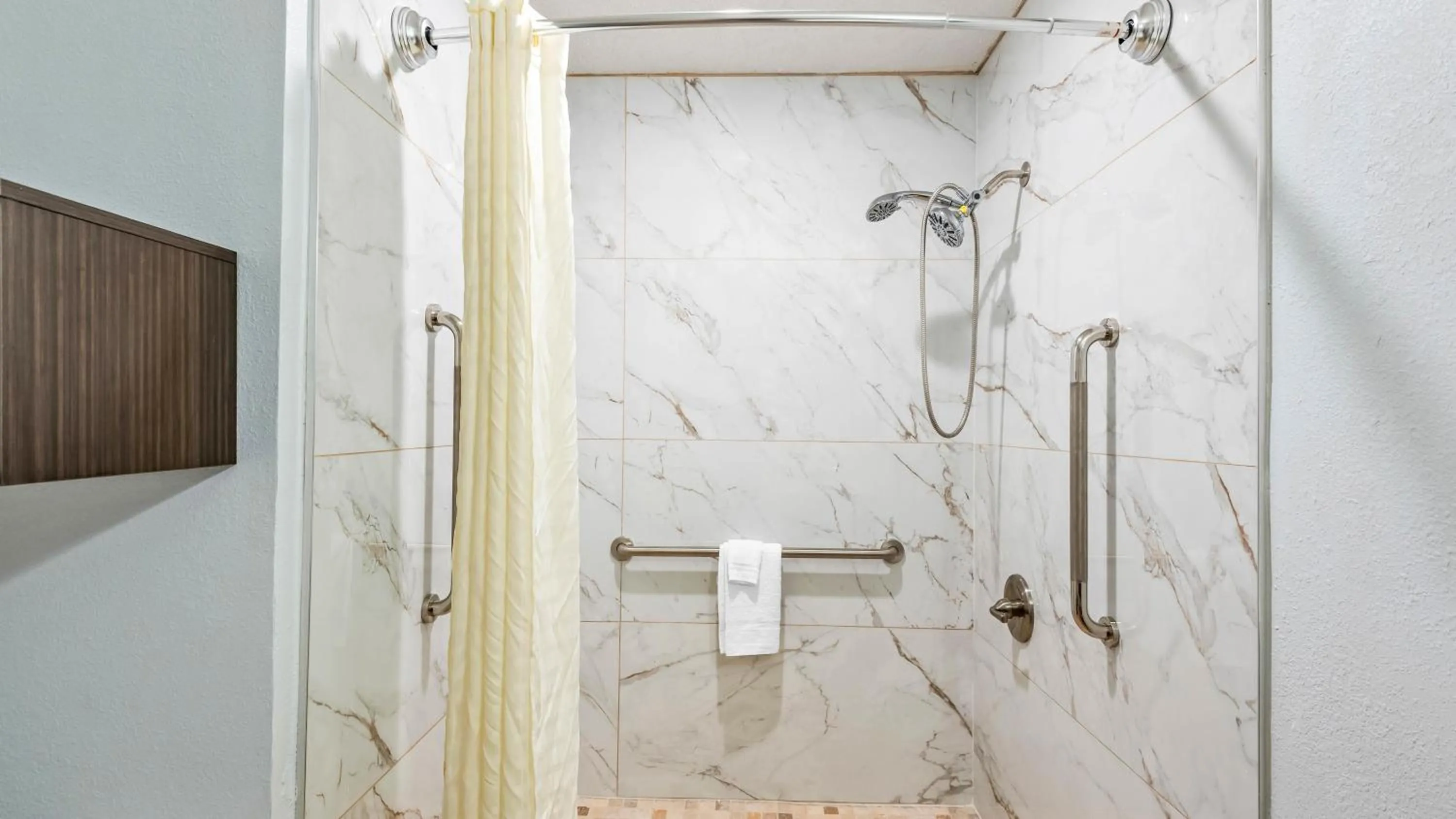 Bathroom in Motel 6 Hammond, LA – I 12 – I 55