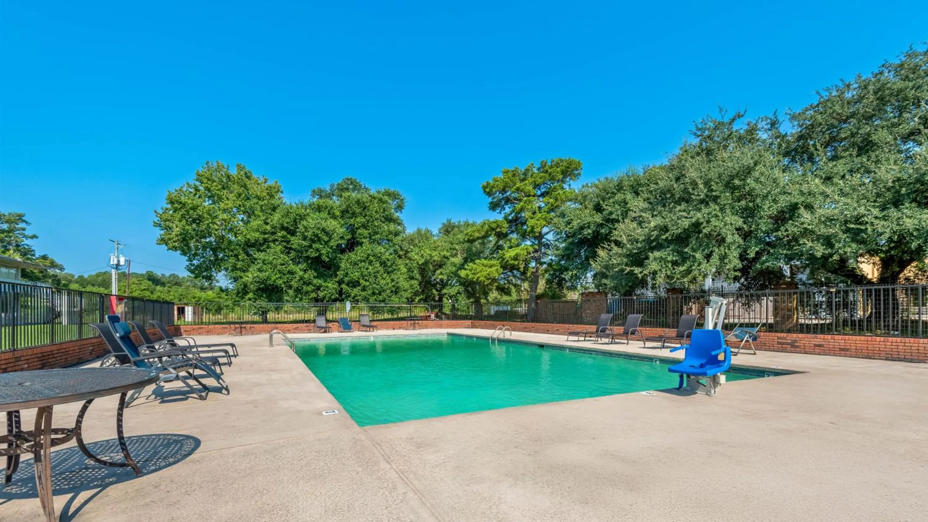 Pool view in Motel 6 Hammond, LA – I 12 – I 55