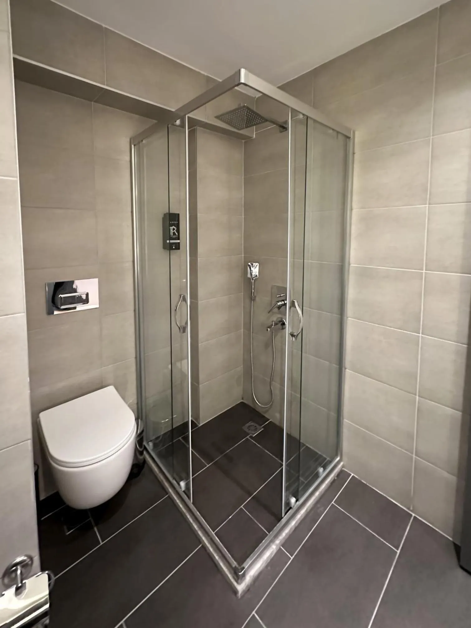 Shower in THE ROYALS HOTEL