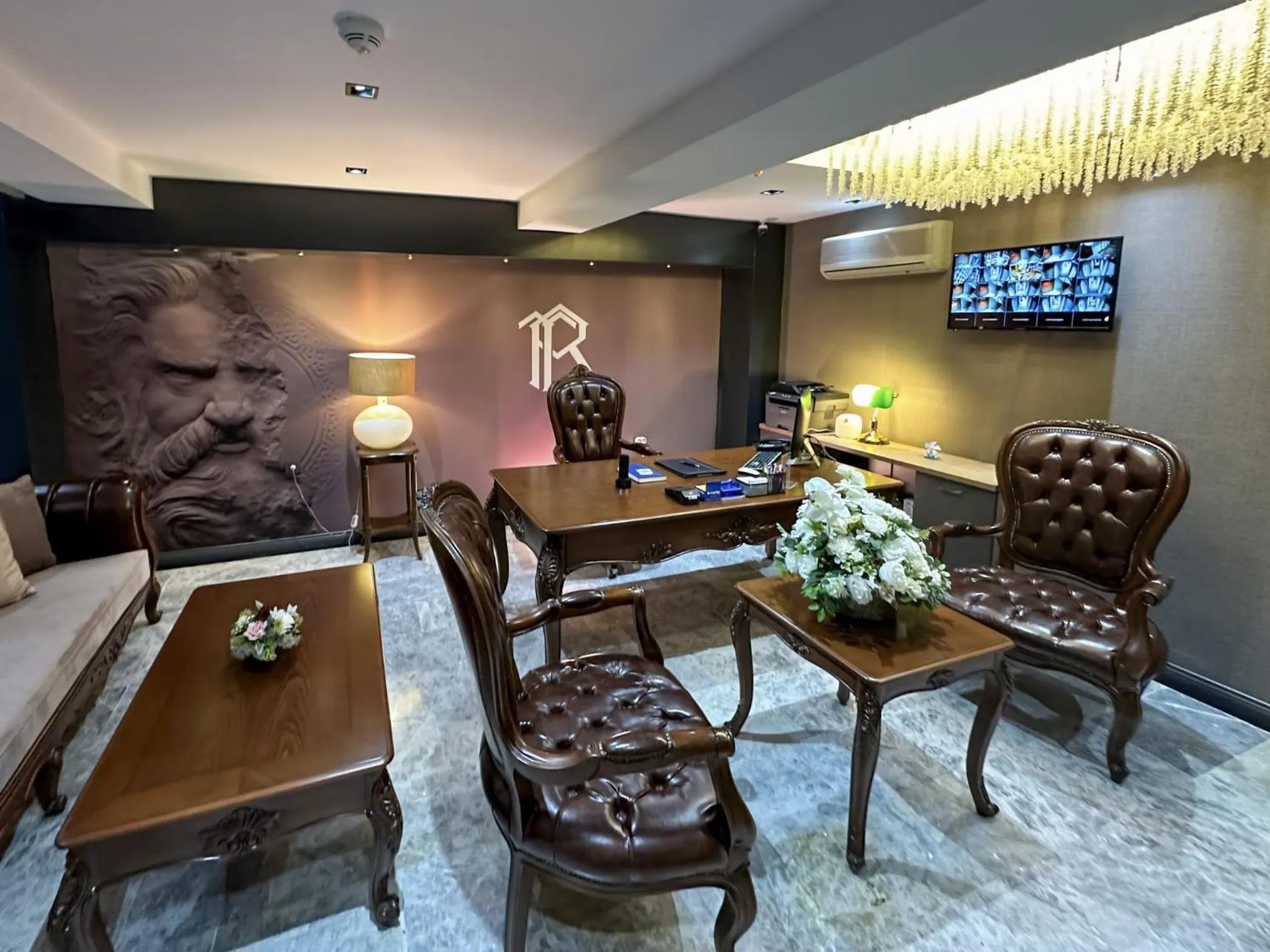 Lobby or reception in THE ROYALS HOTEL