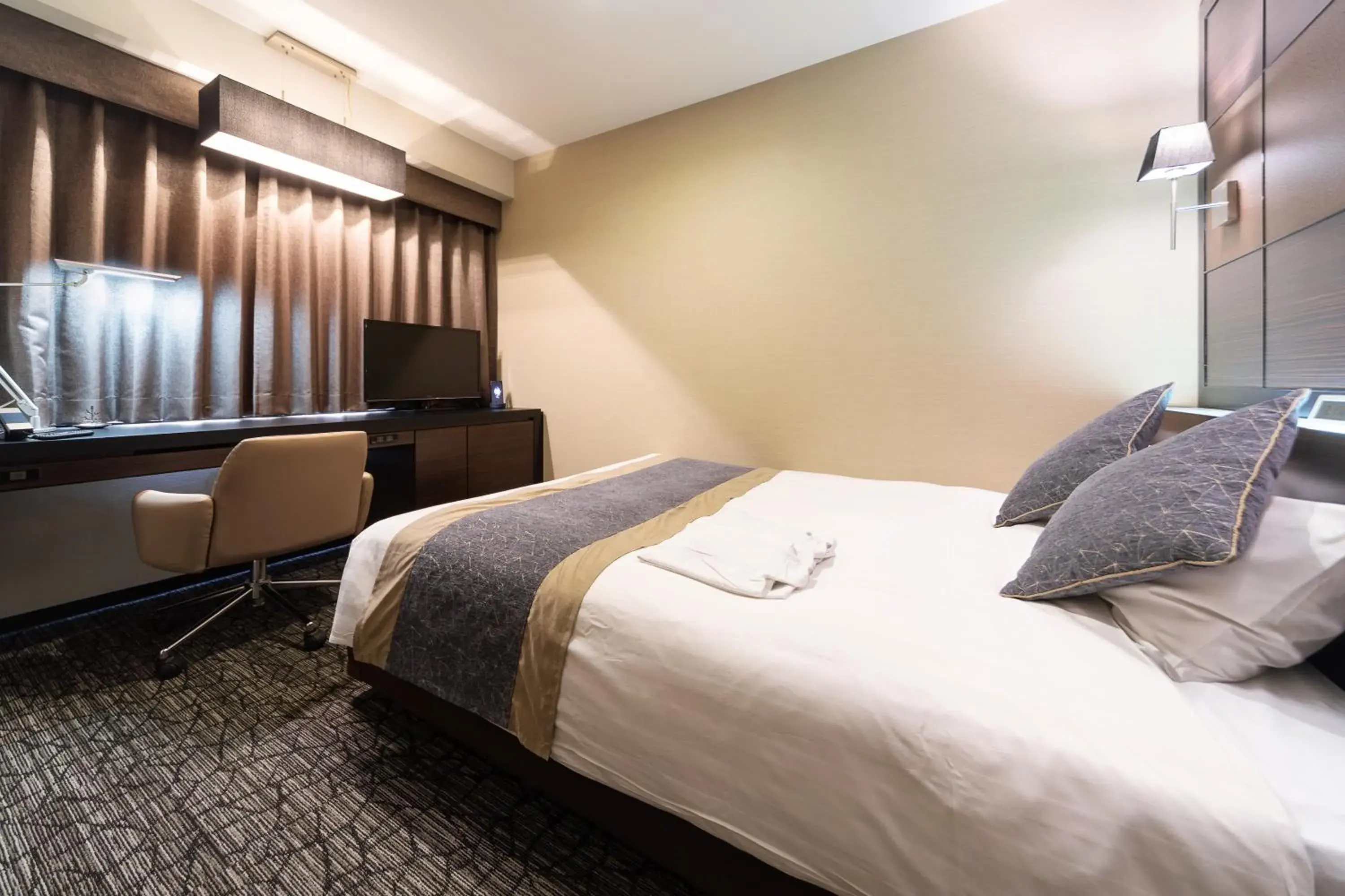Photo of the whole room, Bed in Hotel Wing International Premium Tokyo Yotsuya Photo of the whole room, Bed in Hotel Wing International Premium Tokyo Yotsuya