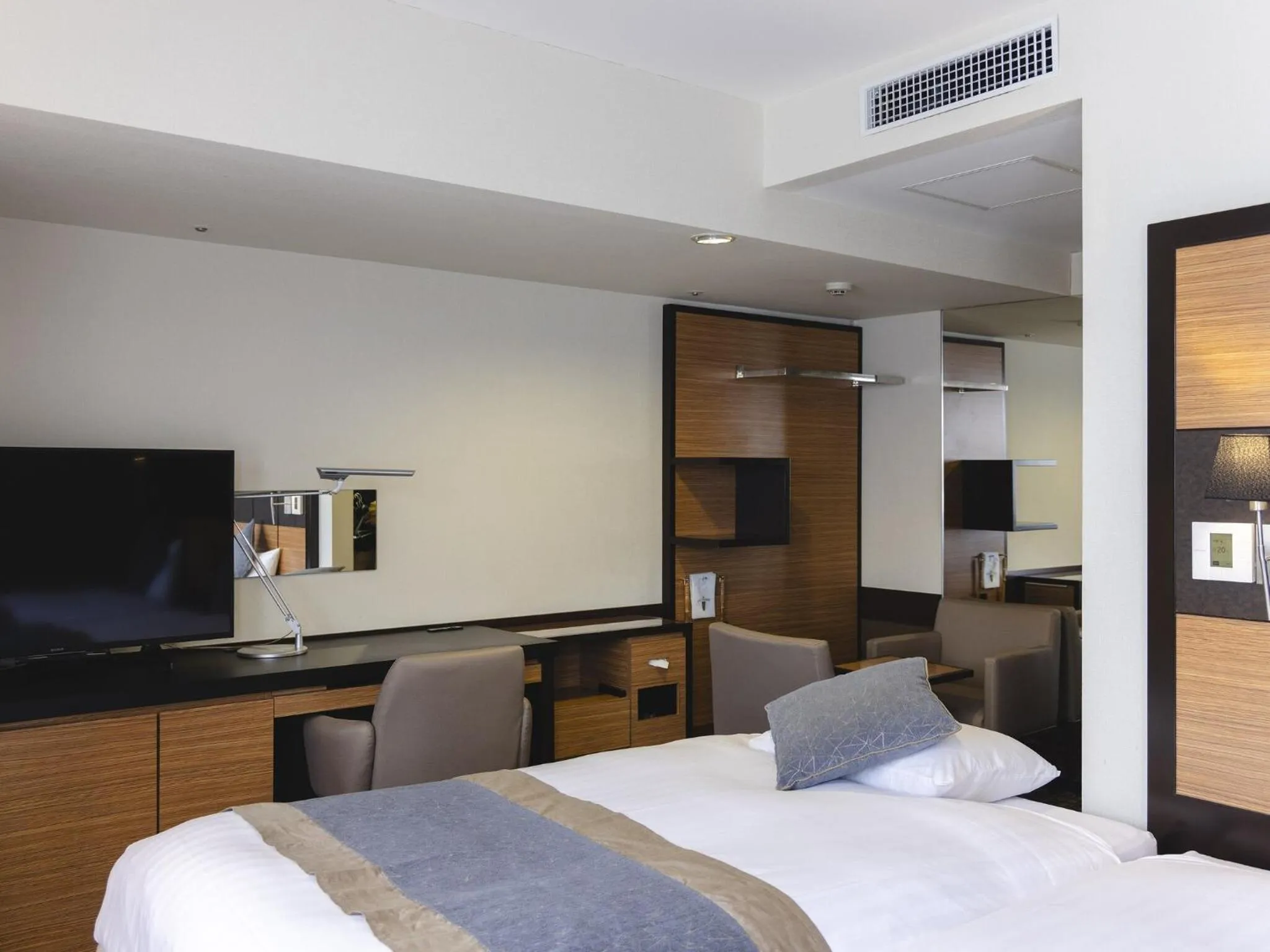 Photo of the whole room, Bed in Hotel Wing International Premium Tokyo Yotsuya