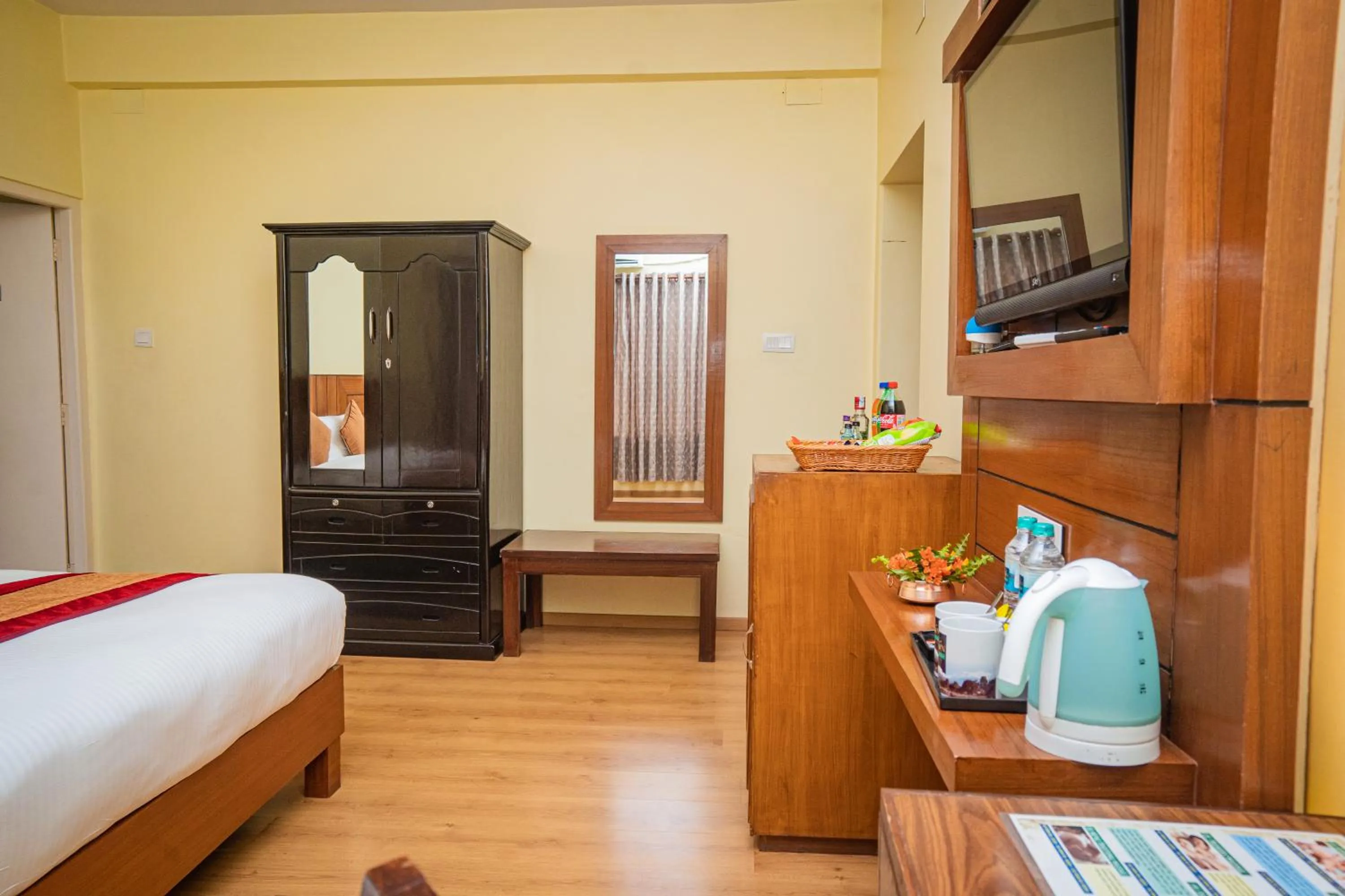 Coffee/tea facilities, Bed in Hotel Crown Himalayas