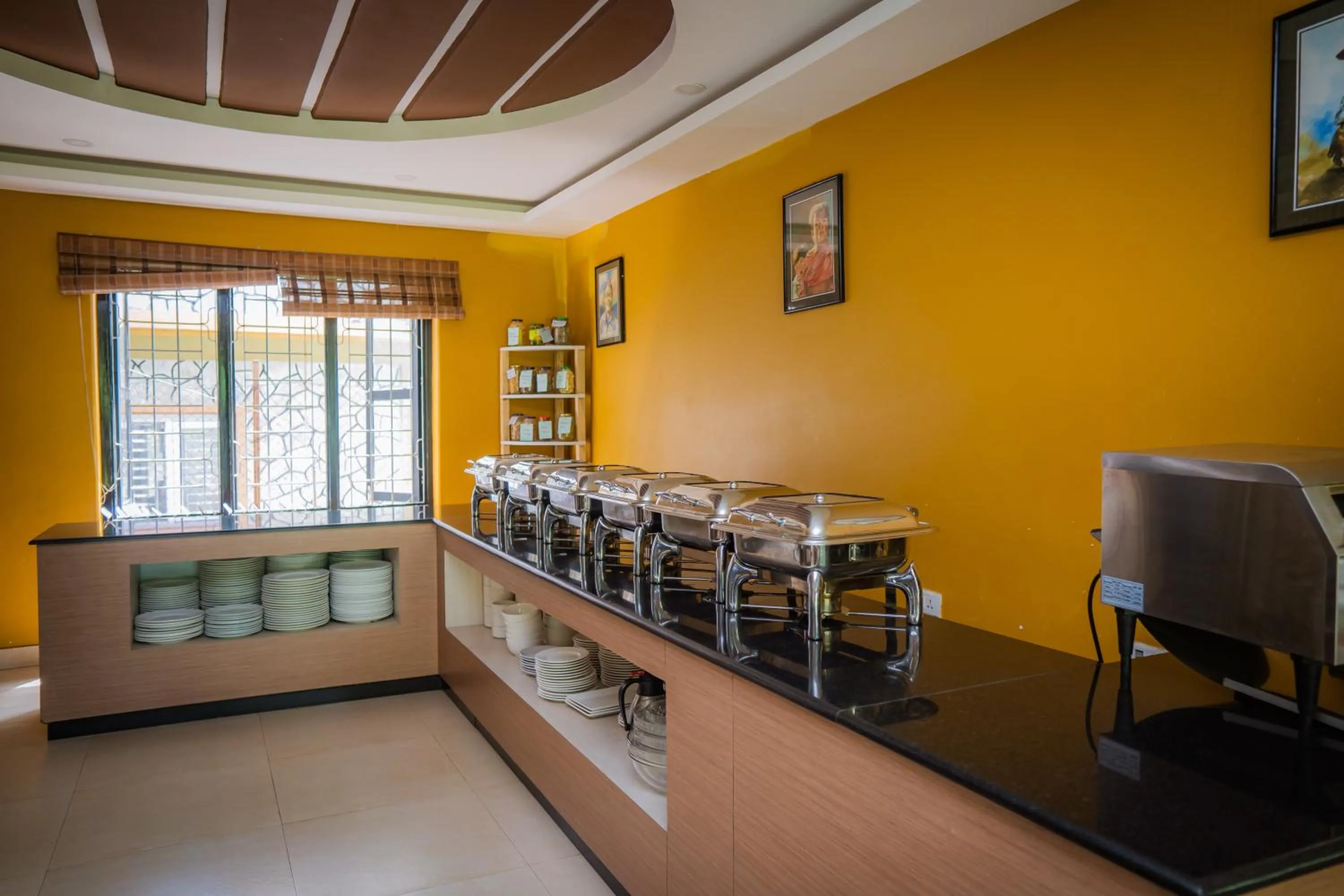 Restaurant/places to eat in Hotel Crown Himalayas