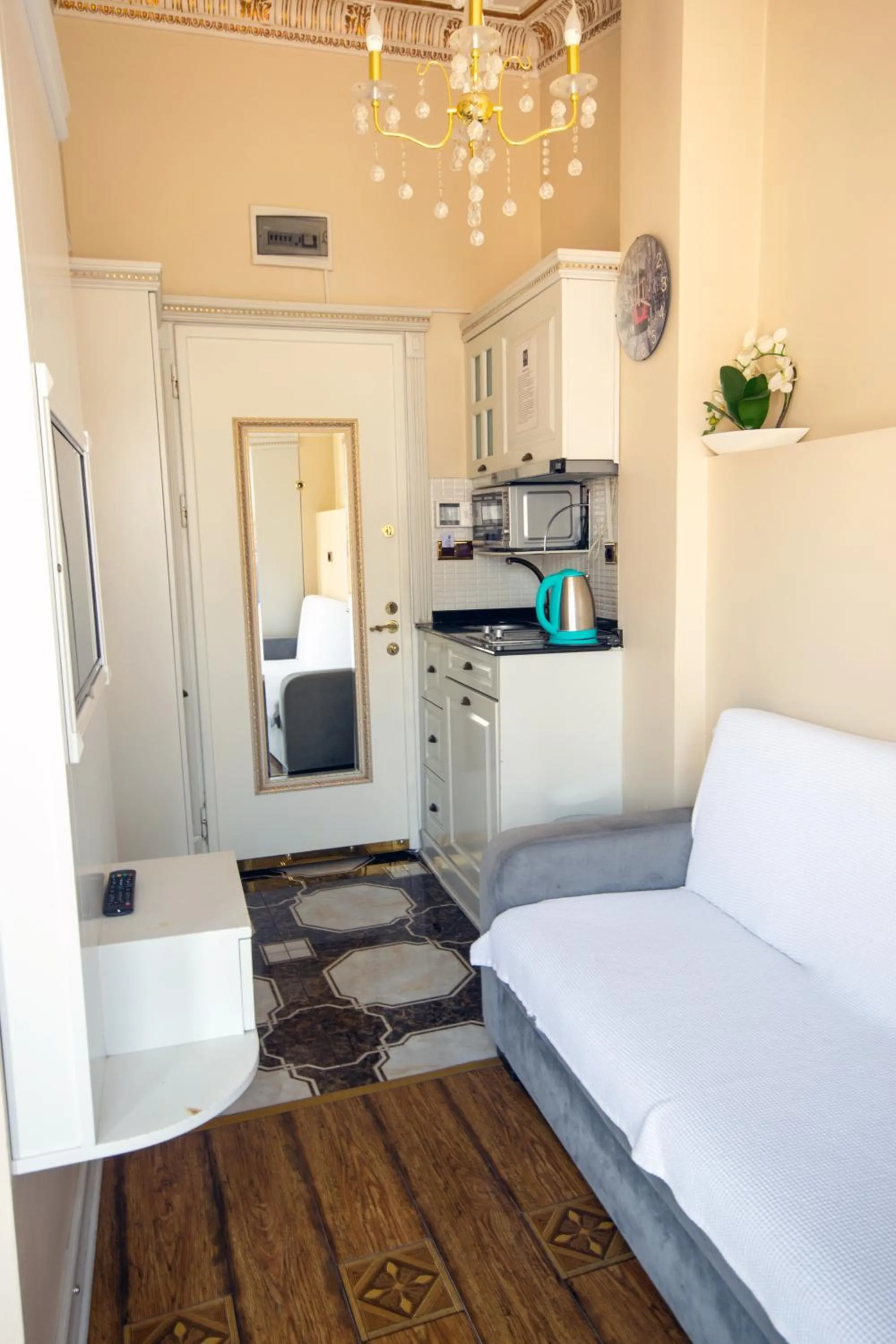 Kitchen or kitchenette, Bed in IQ Hotel