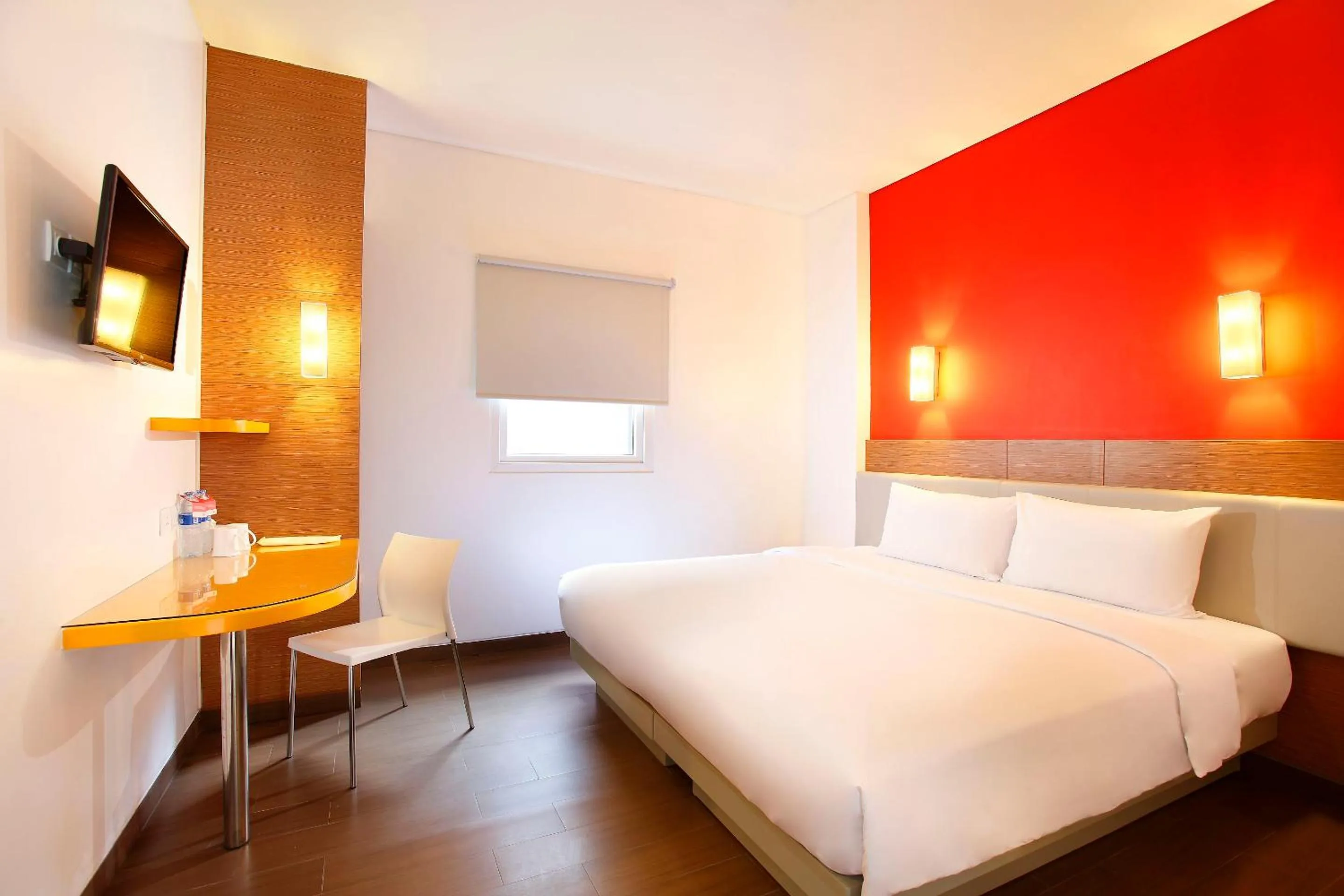 Photo of the whole room, Bed in Amaris Hotel Dewi Sri - Bali