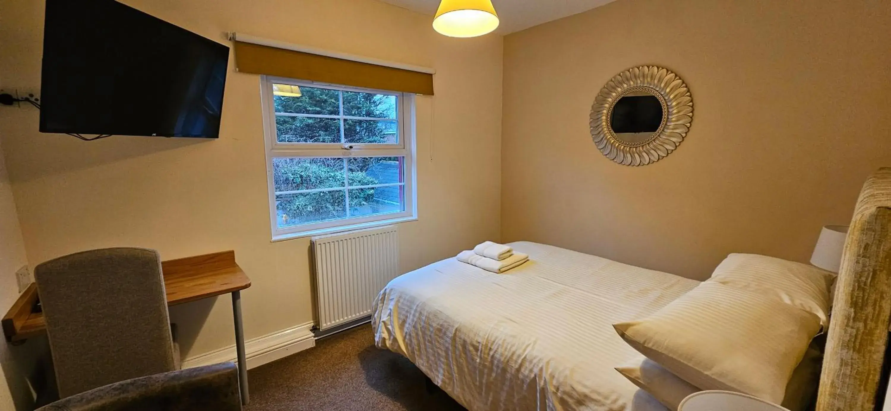 Bedroom, Bed in Edward Hotel Bedroom, Bed in Edward Hotel