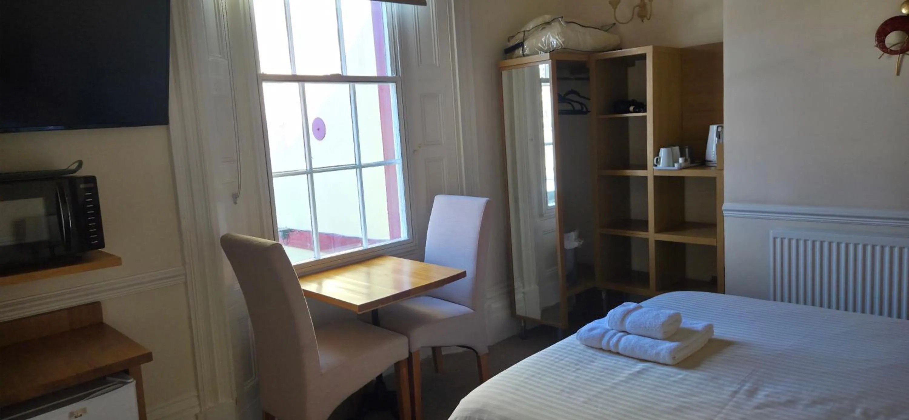 Bedroom, Bed in Edward Hotel