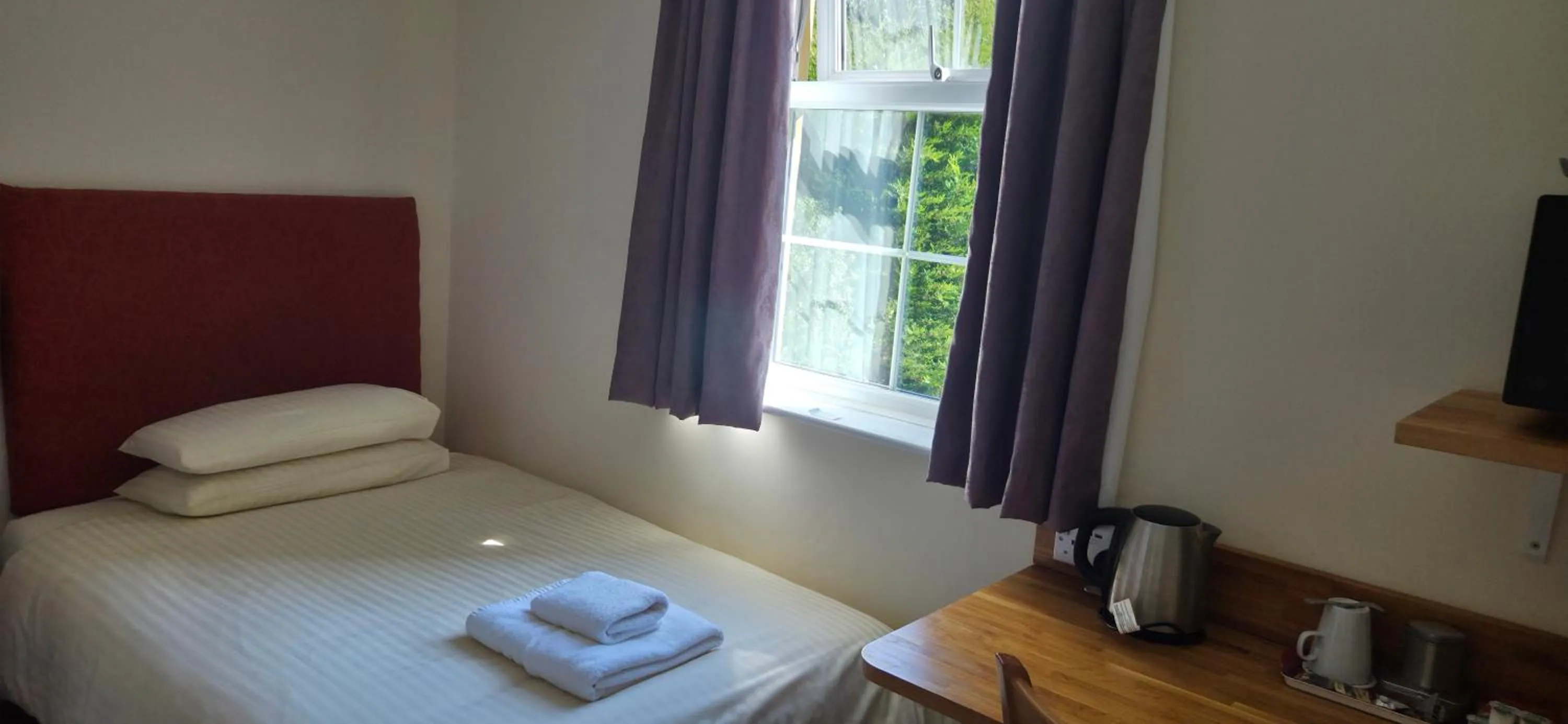 Bedroom, Bed in Edward Hotel