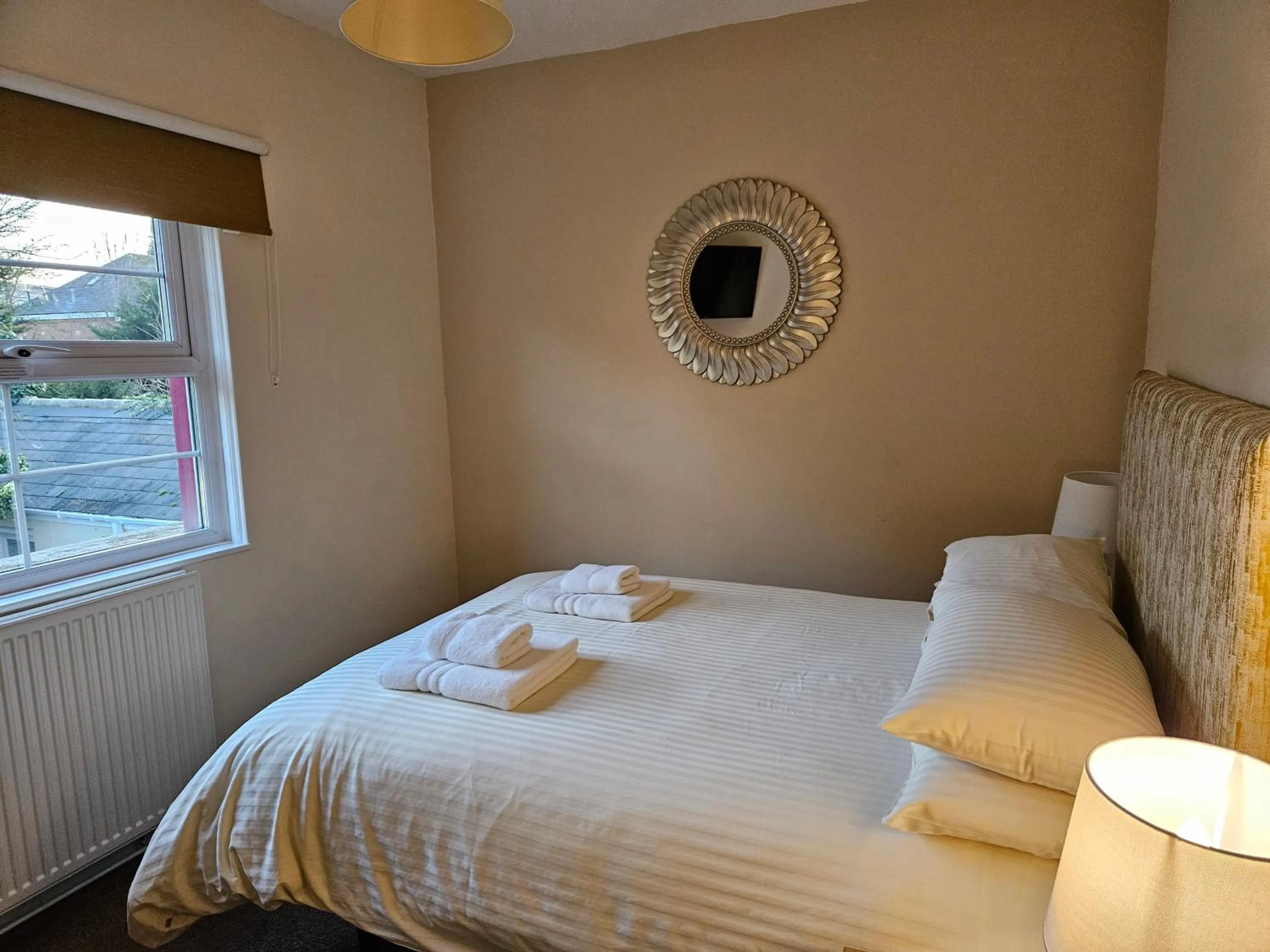 Bedroom, Bed in Edward Hotel