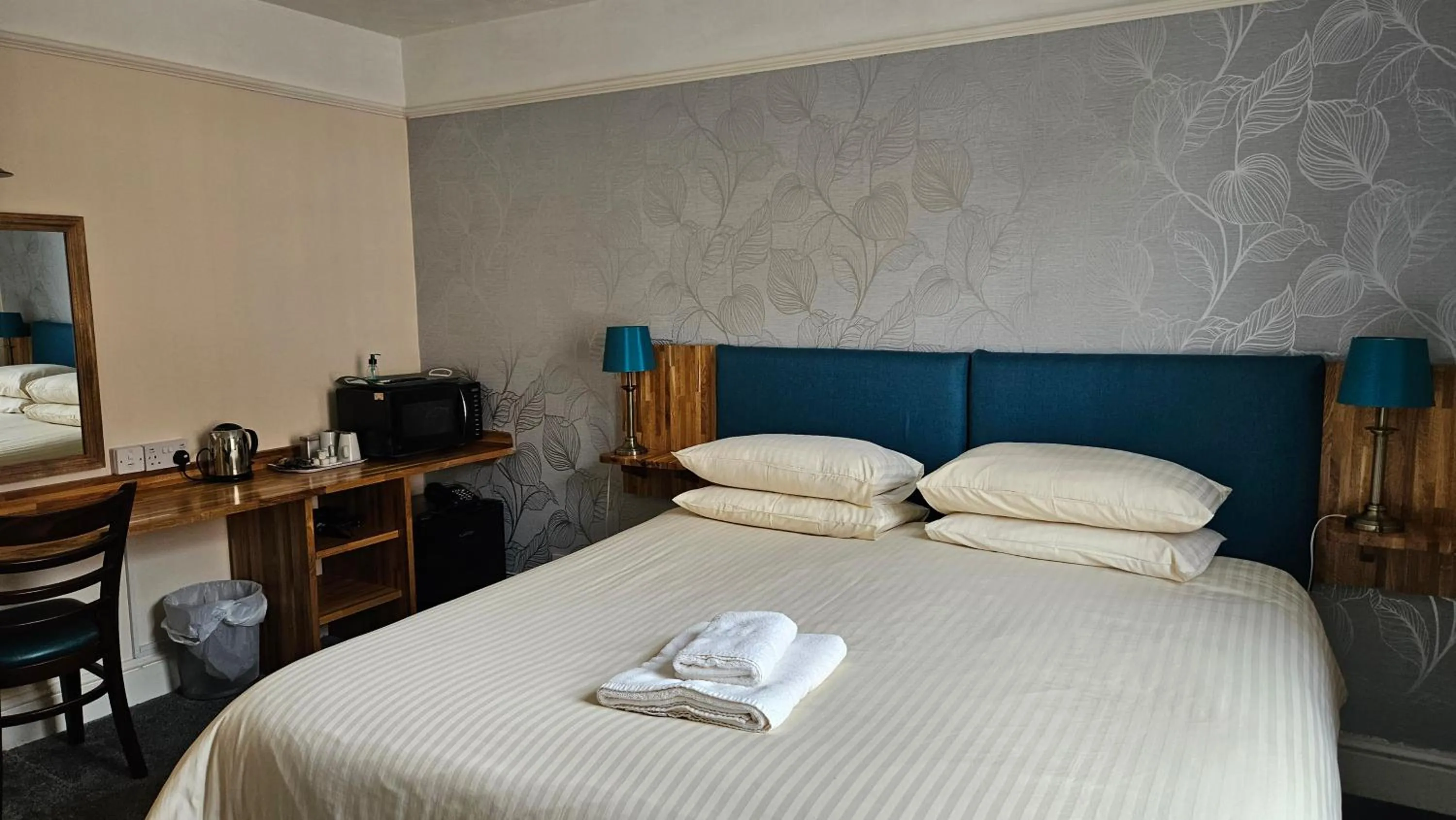 Bedroom, Bed in Edward Hotel