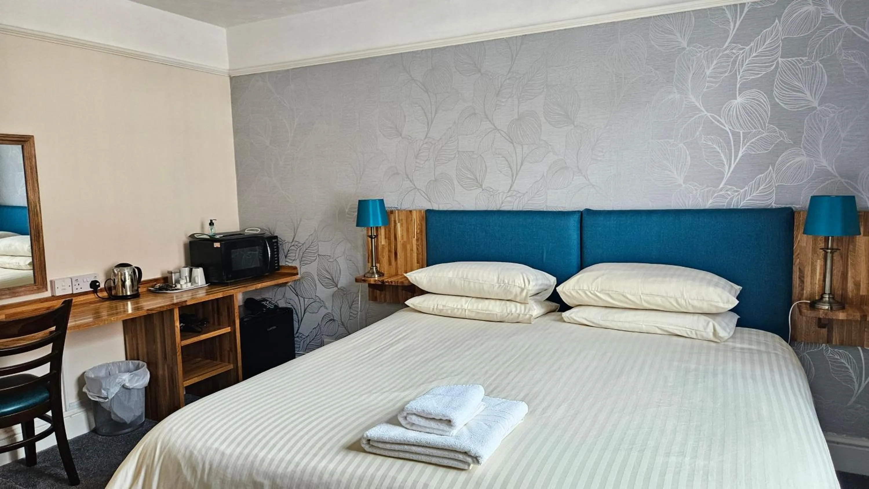 Bedroom, Bed in Edward Hotel