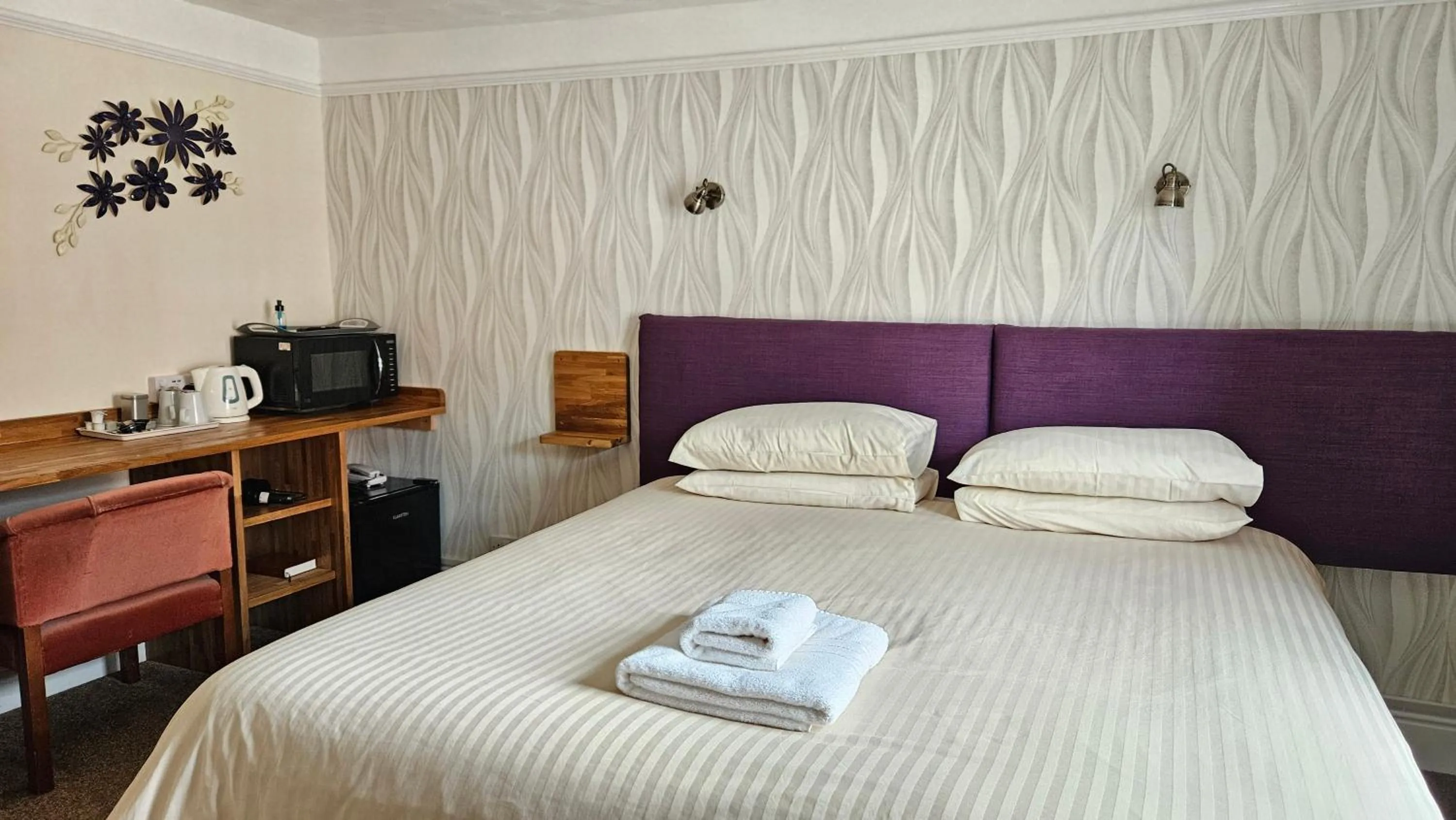 Bedroom, Bed in Edward Hotel