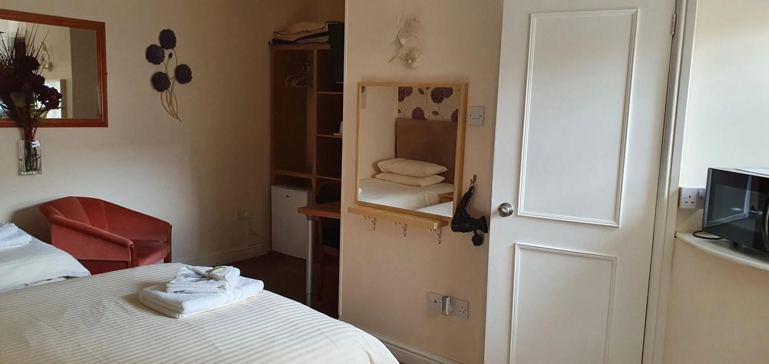 Bedroom, Bed in Edward Hotel