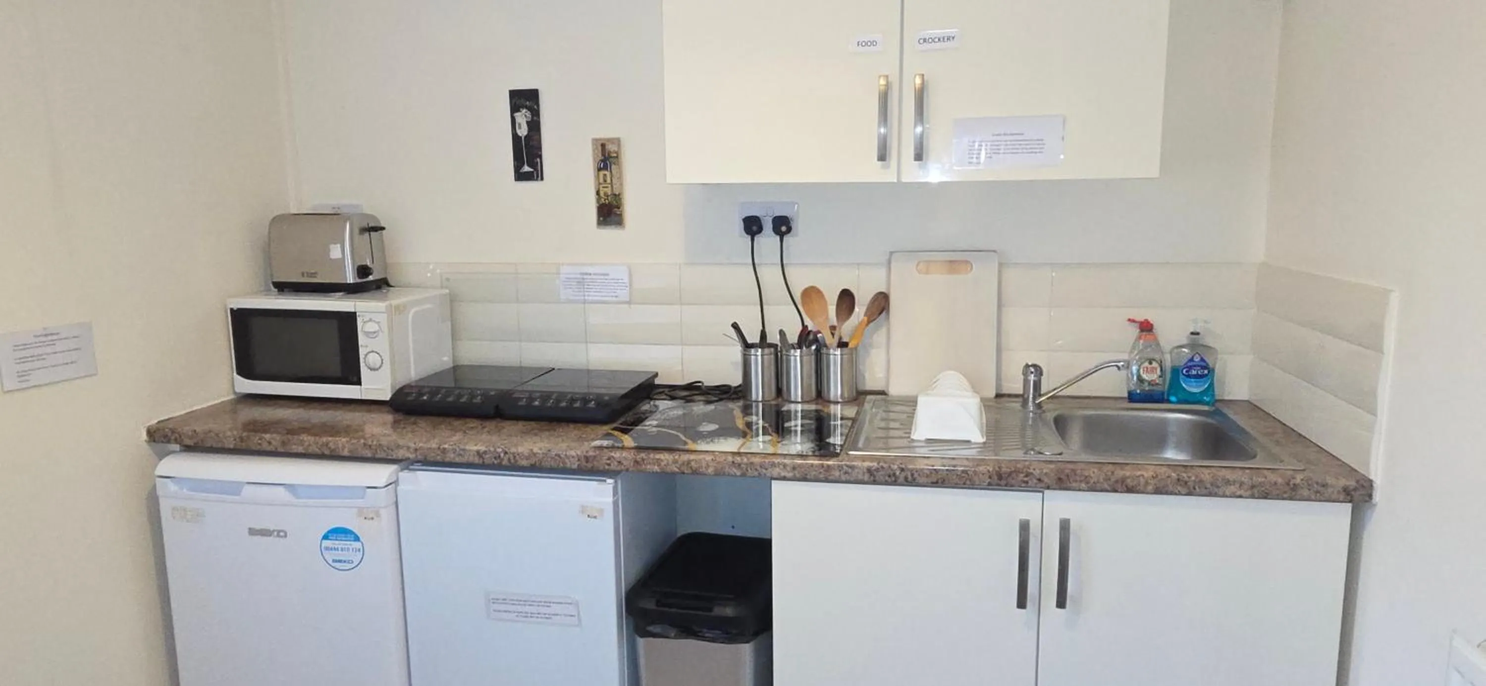 Kitchen or kitchenette in Edward Hotel