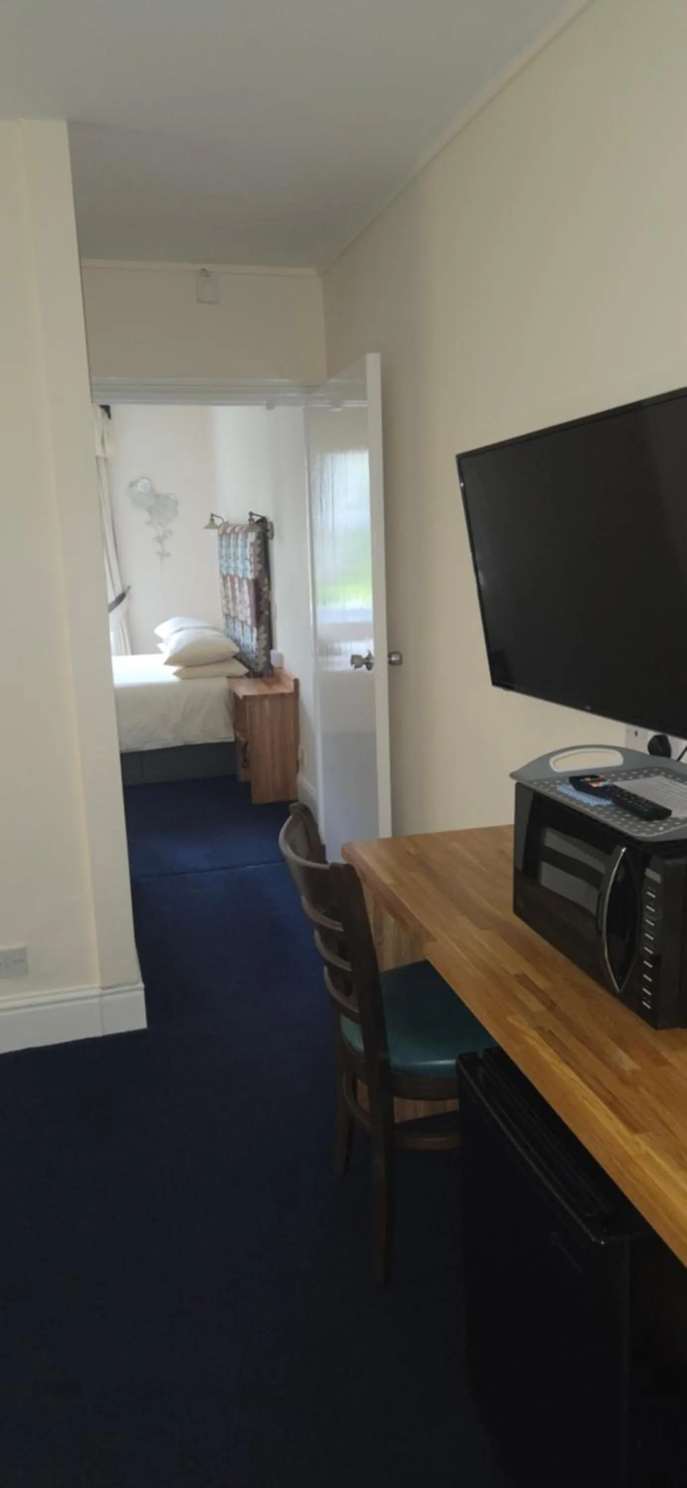 Bedroom in Edward Hotel