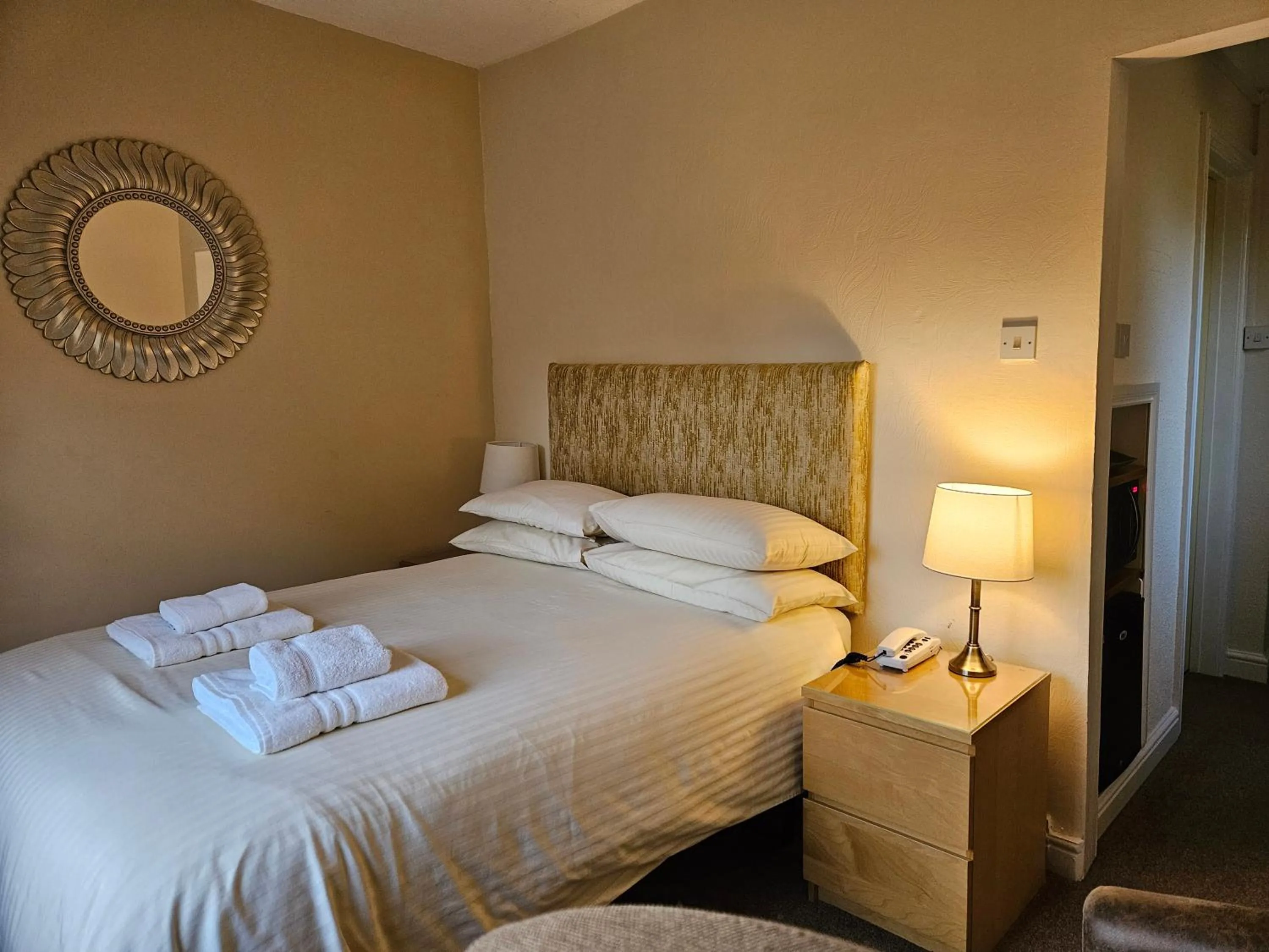 Bedroom, Bed in Edward Hotel