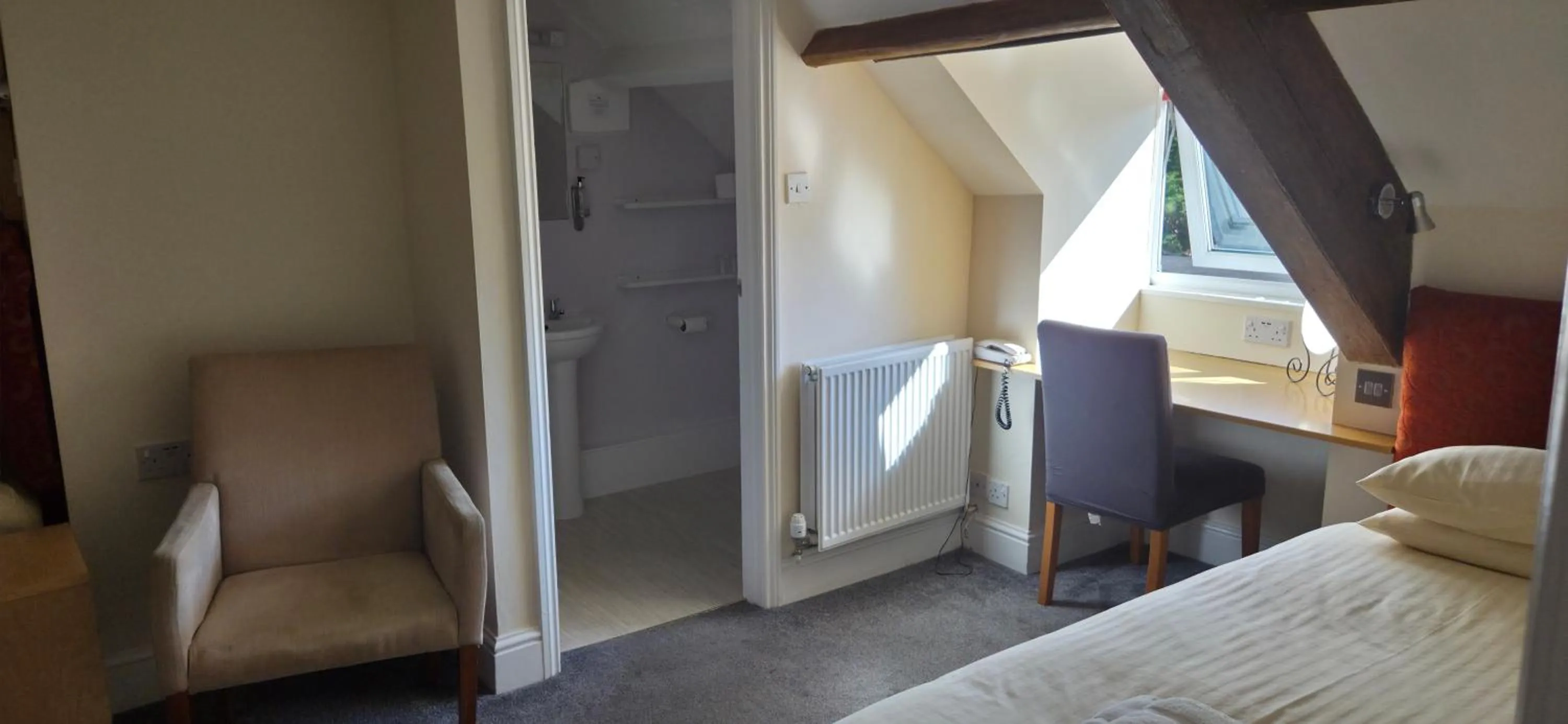 Bedroom, Bed in Edward Hotel